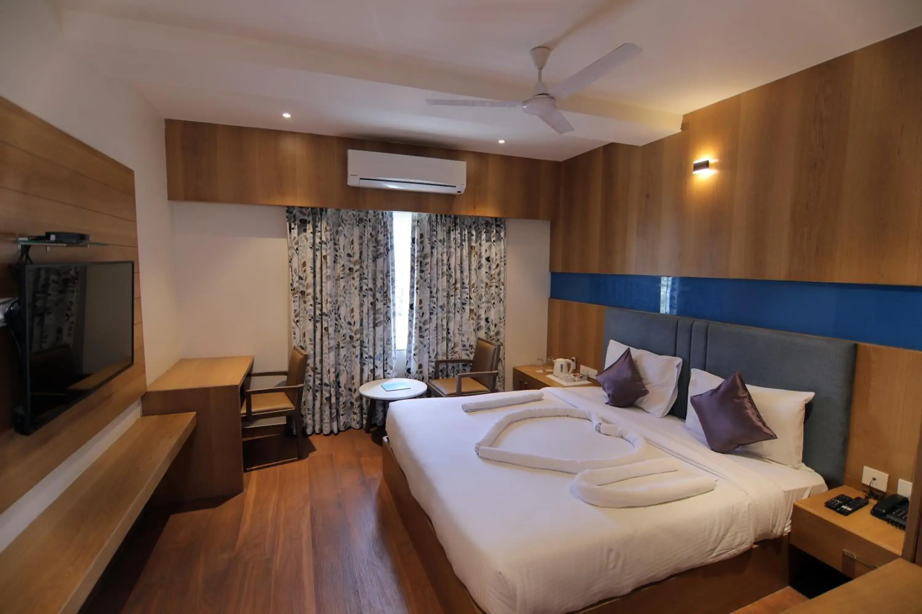 Bed in Hotel Mumbai House Express Udaipur Bed in Hotel Mumbai House Express Udaipur