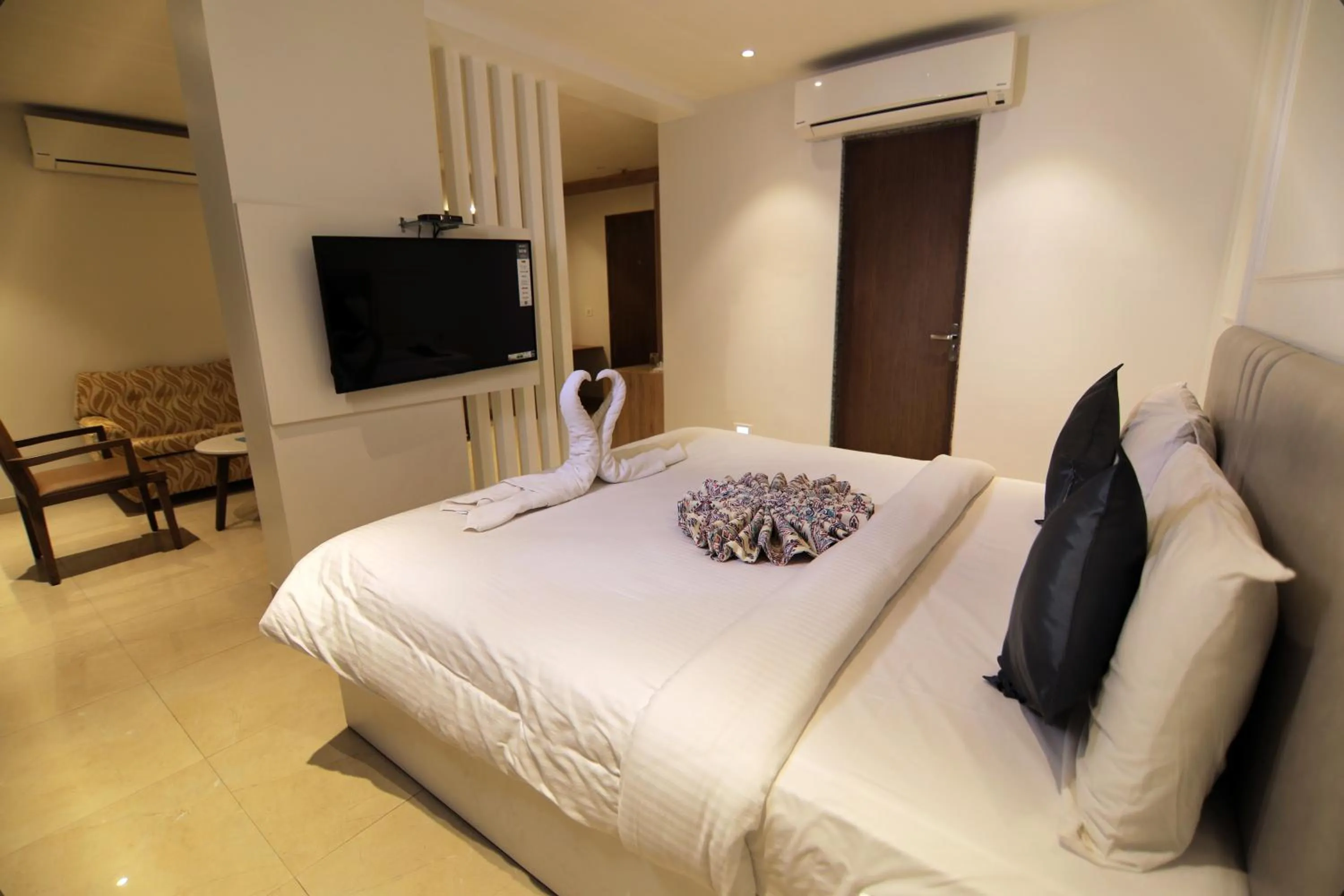 Bed in Hotel Mumbai House Express Udaipur