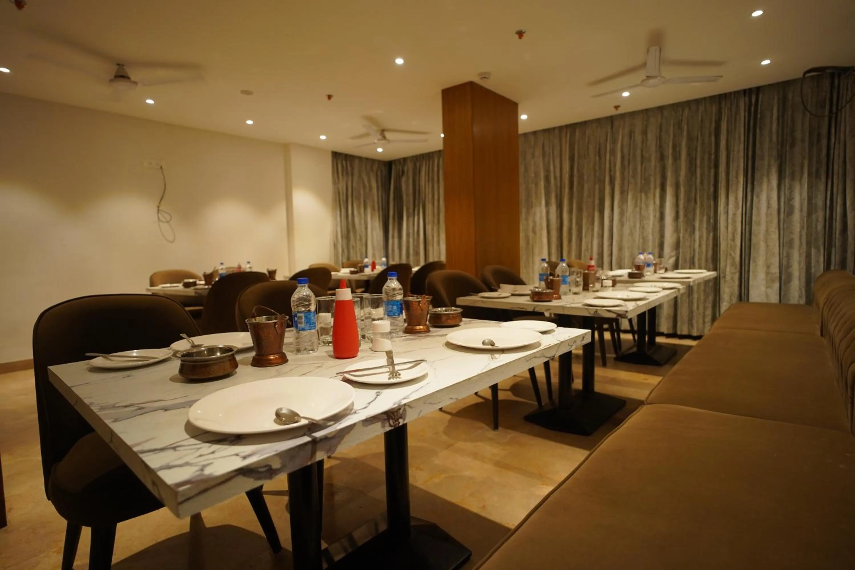 Restaurant/places to eat in Hotel Mumbai House Express Udaipur