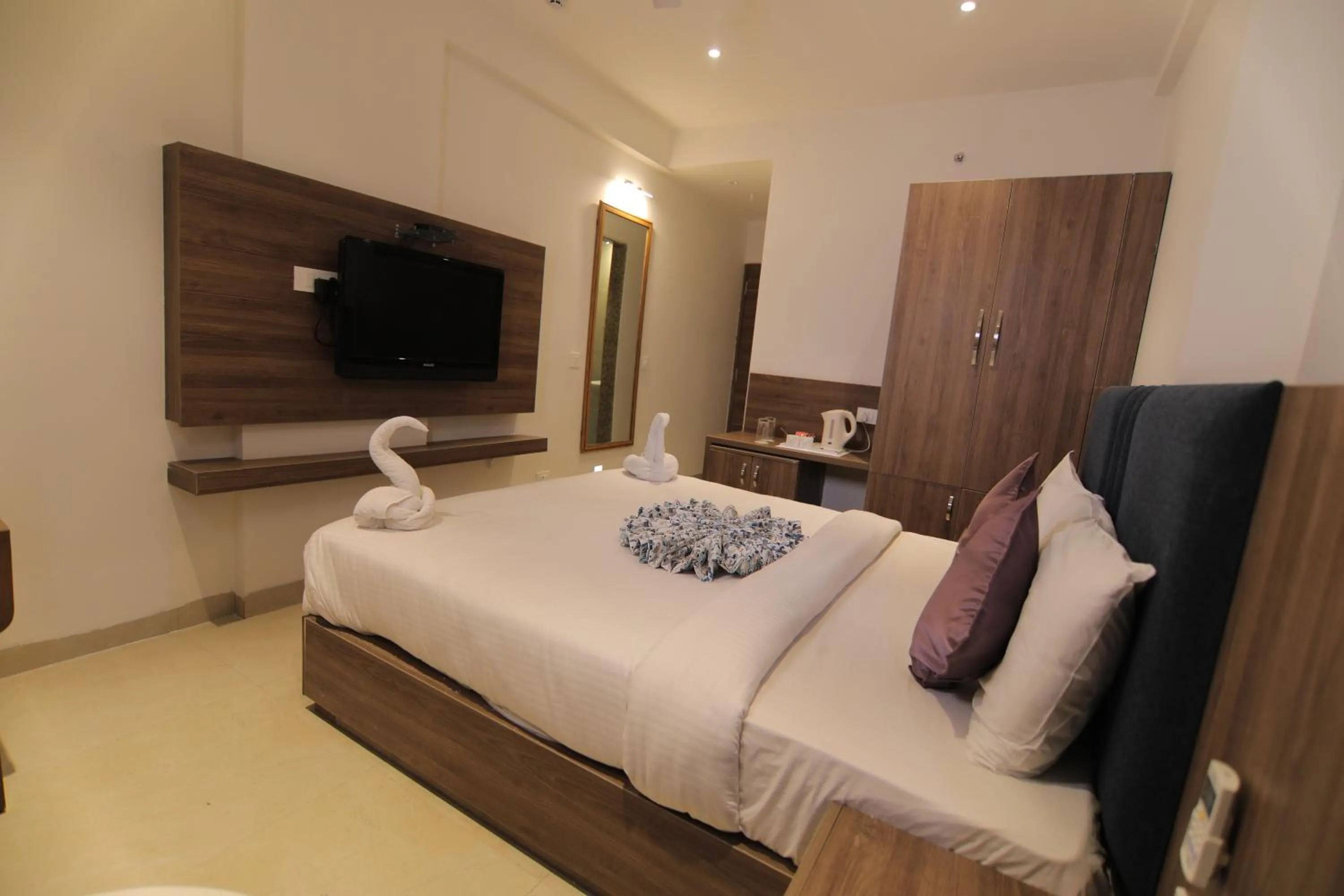 Bed in Hotel Mumbai House Express Udaipur