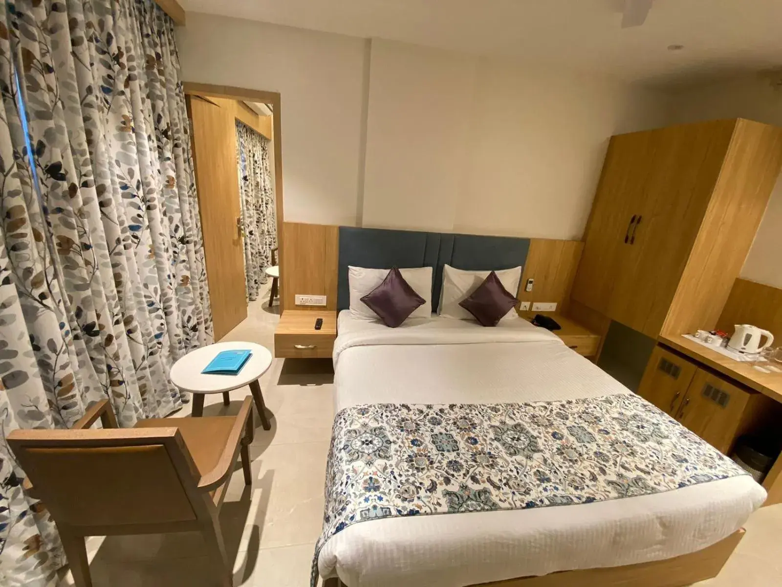 Bed in Hotel Mumbai House Express Udaipur Bed in Hotel Mumbai House Express Udaipur