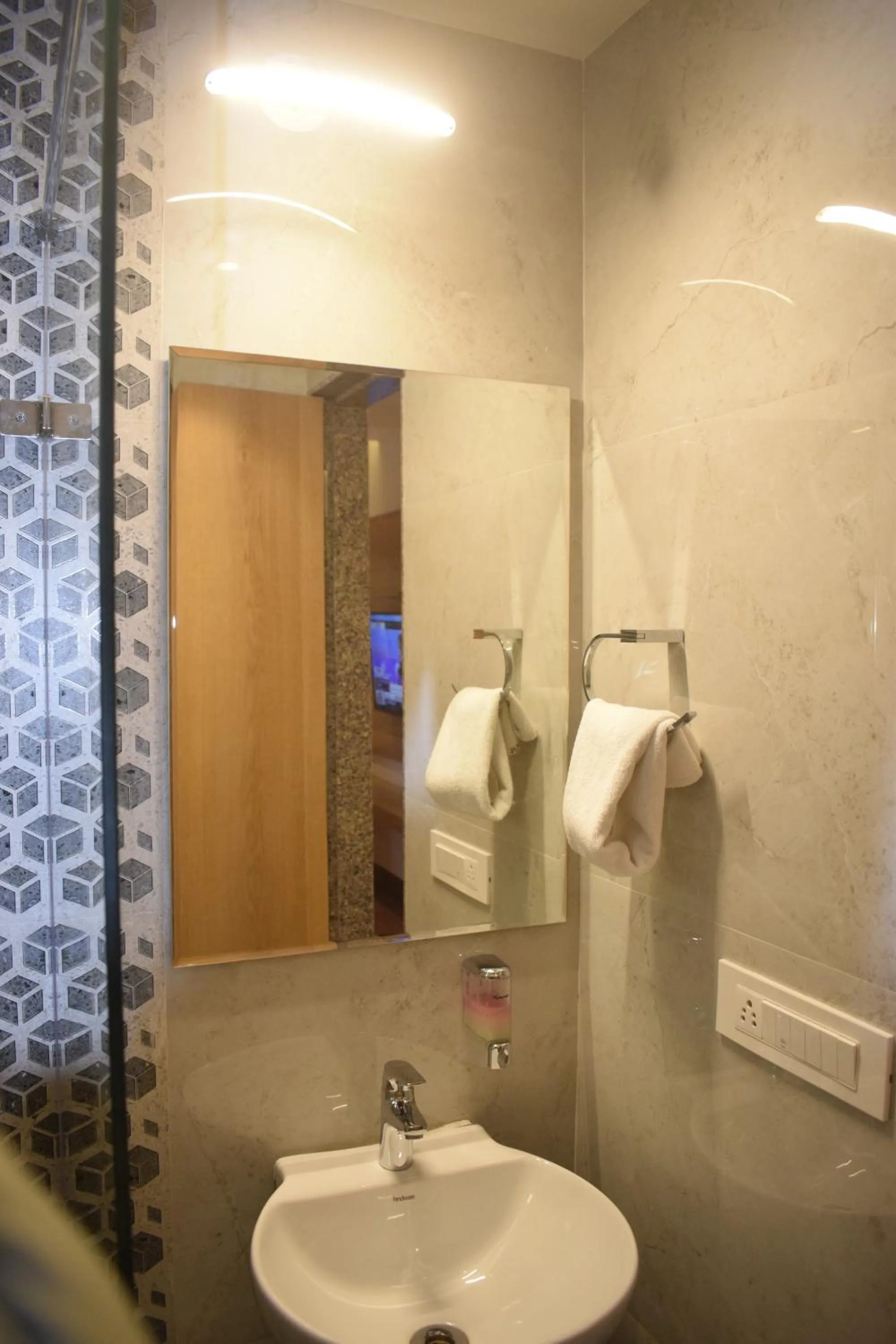 Shower in Hotel Mumbai House Express Udaipur