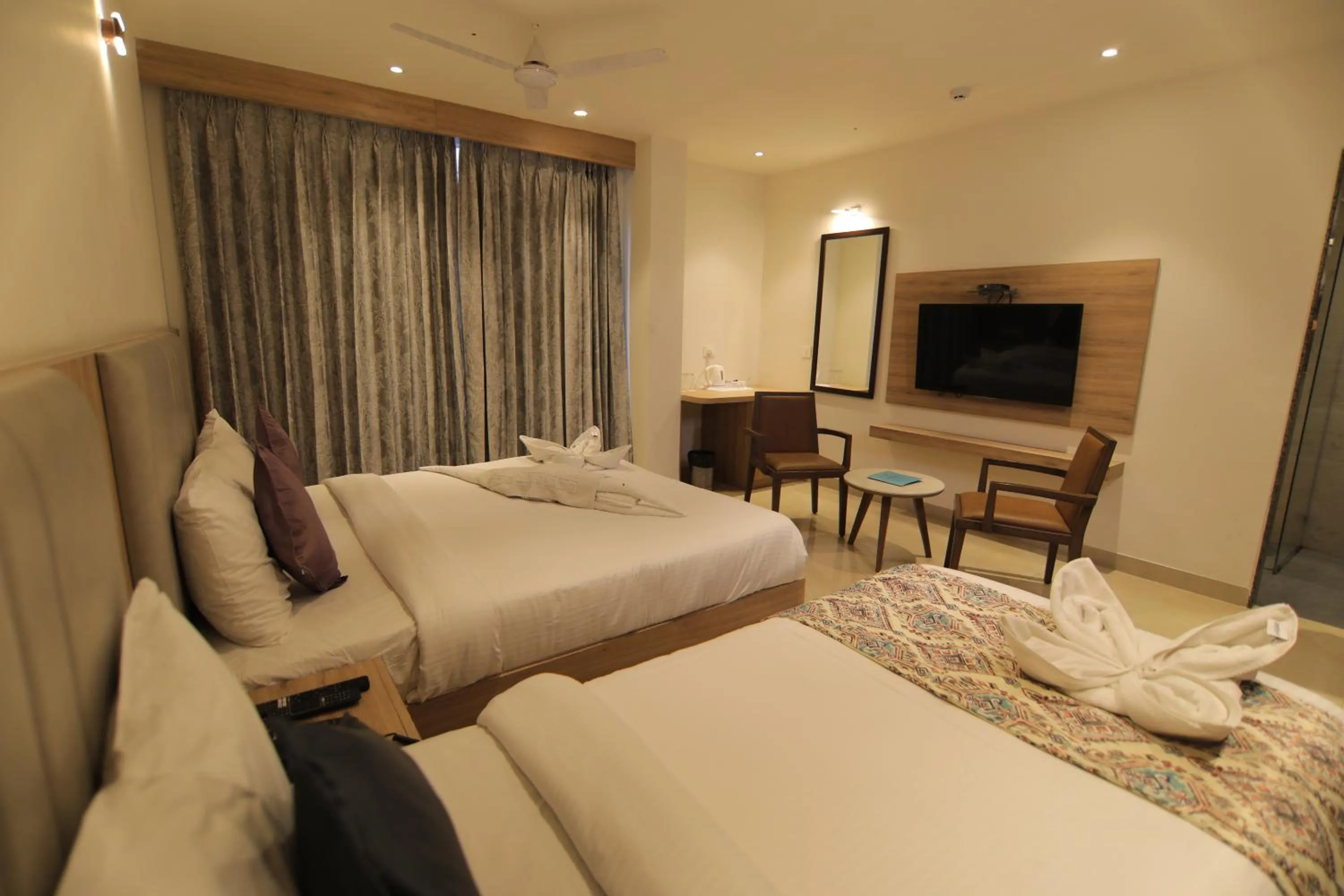 Bed in Hotel Mumbai House Express Udaipur