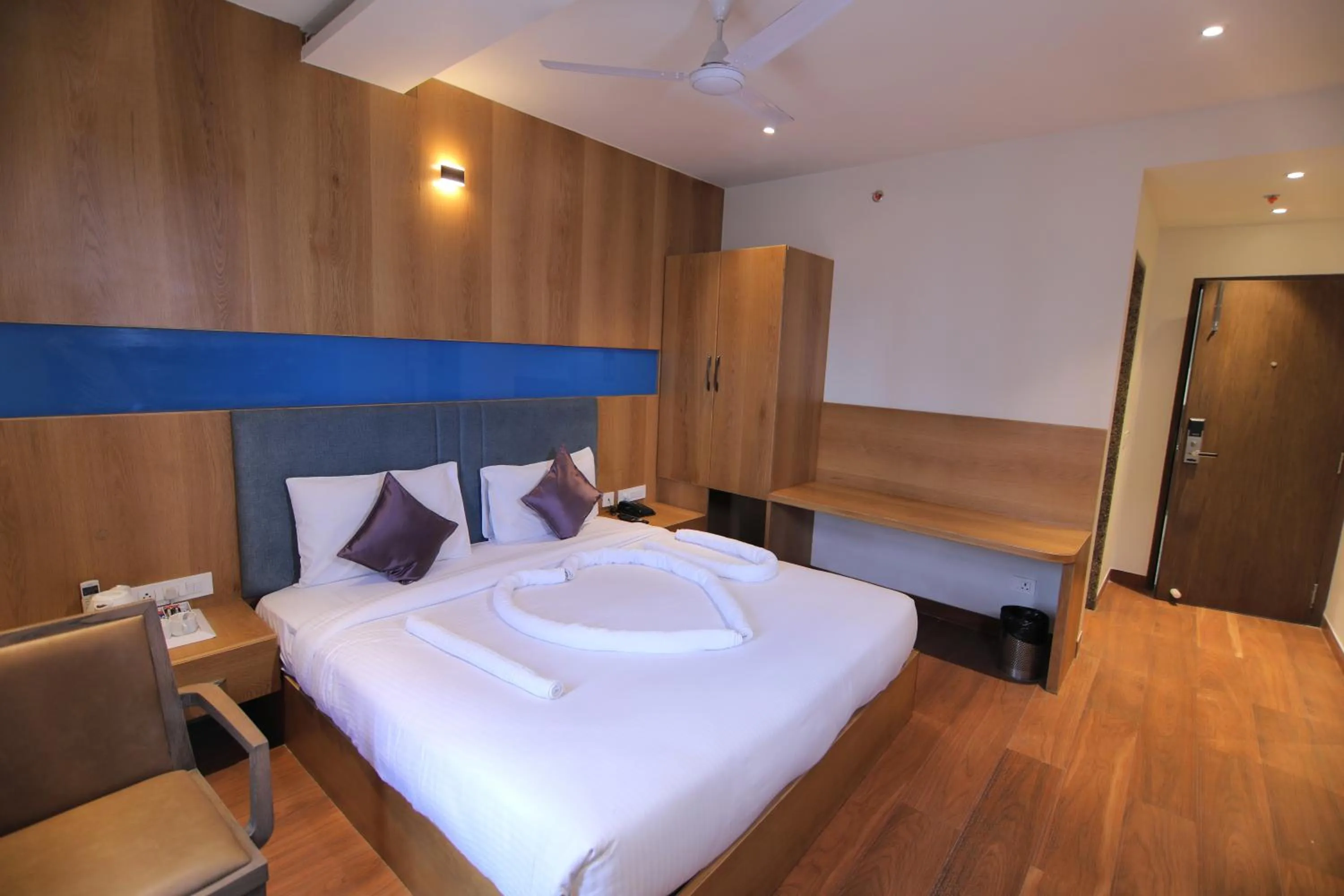 Bed in Hotel Mumbai House Express Udaipur