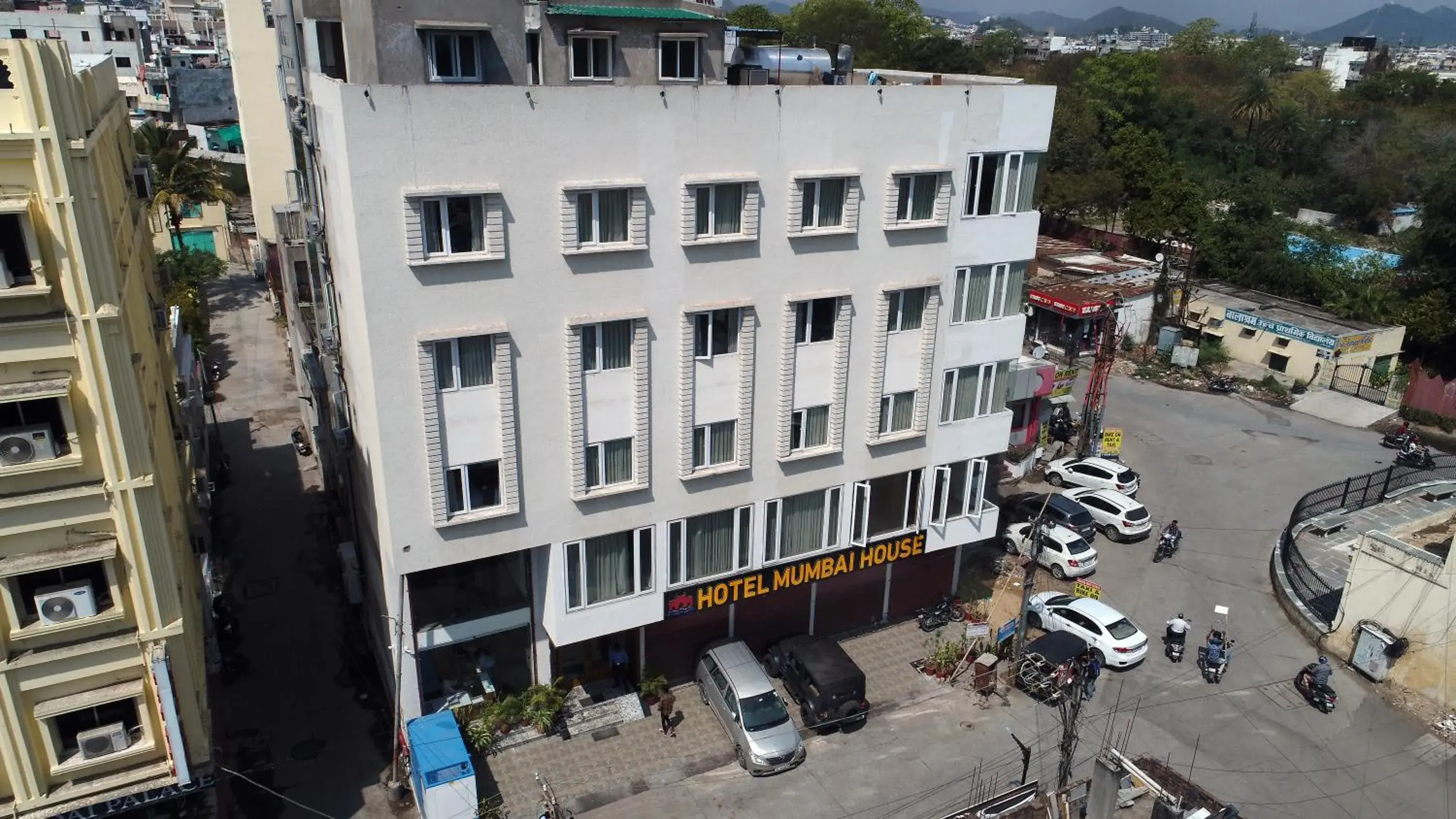 Property building in Hotel Mumbai House Express Udaipur Property building in Hotel Mumbai House Express Udaipur