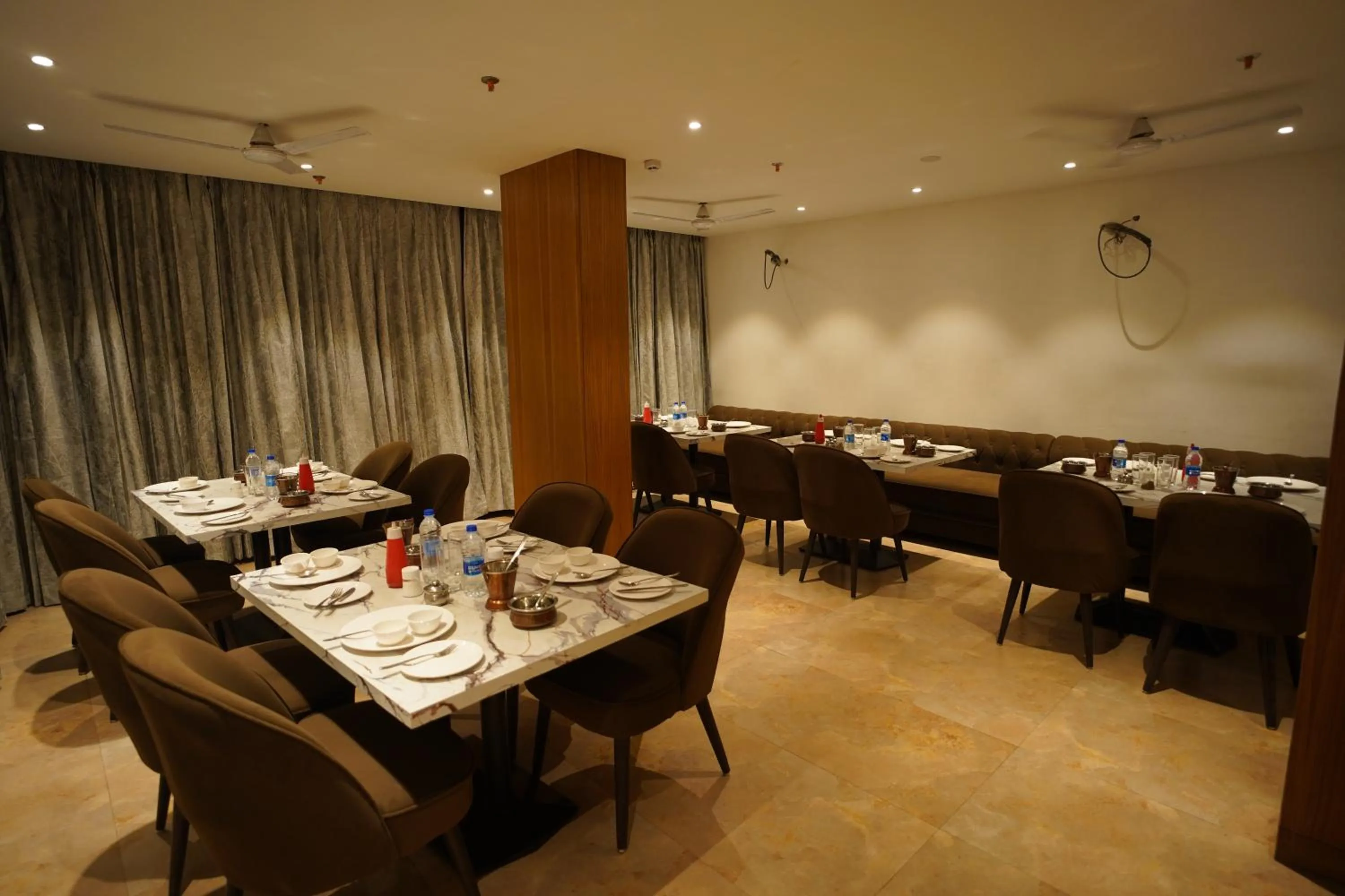 Restaurant/places to eat in Hotel Mumbai House Express Udaipur