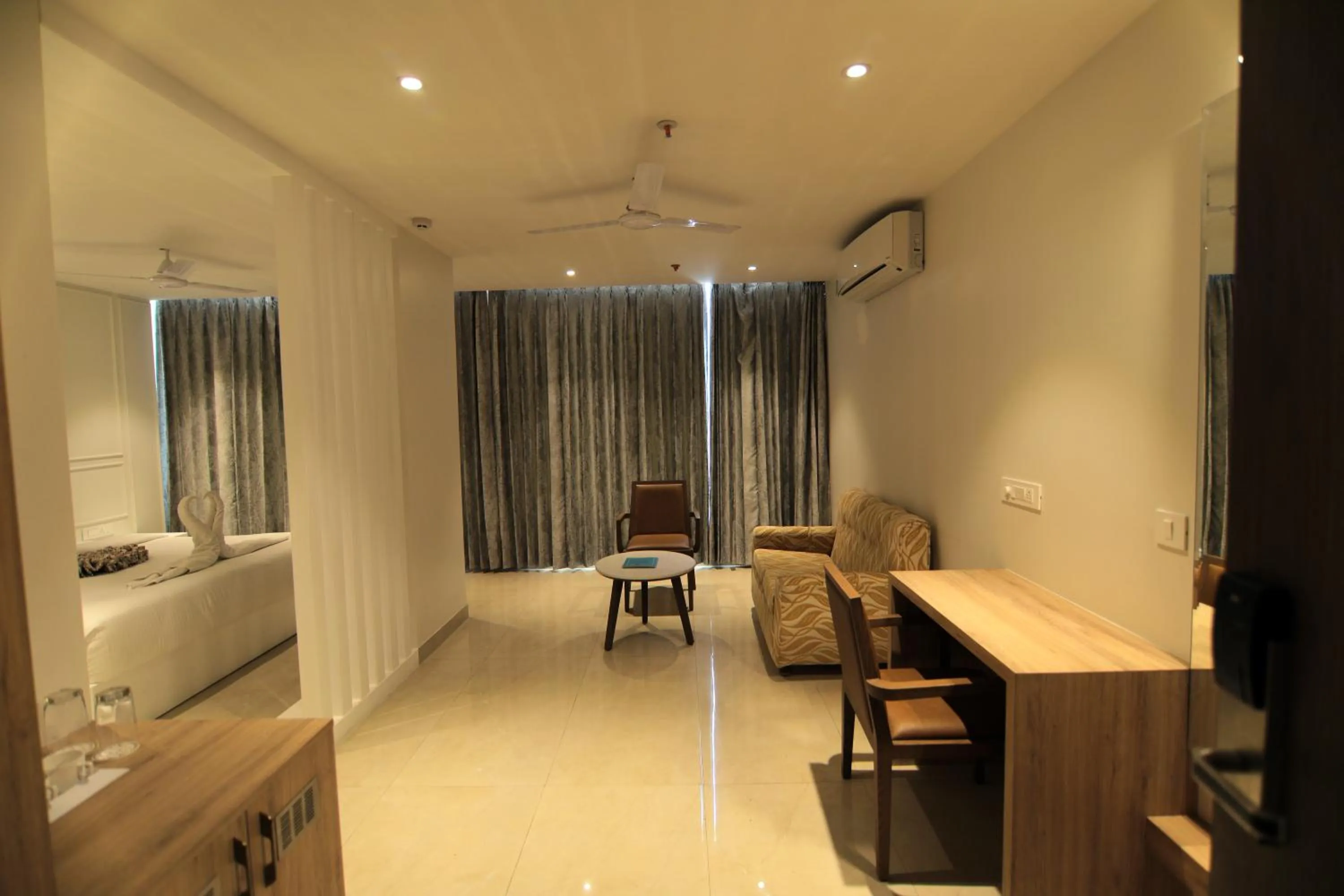 Photo of the whole room, Bed in Hotel Mumbai House Express Udaipur