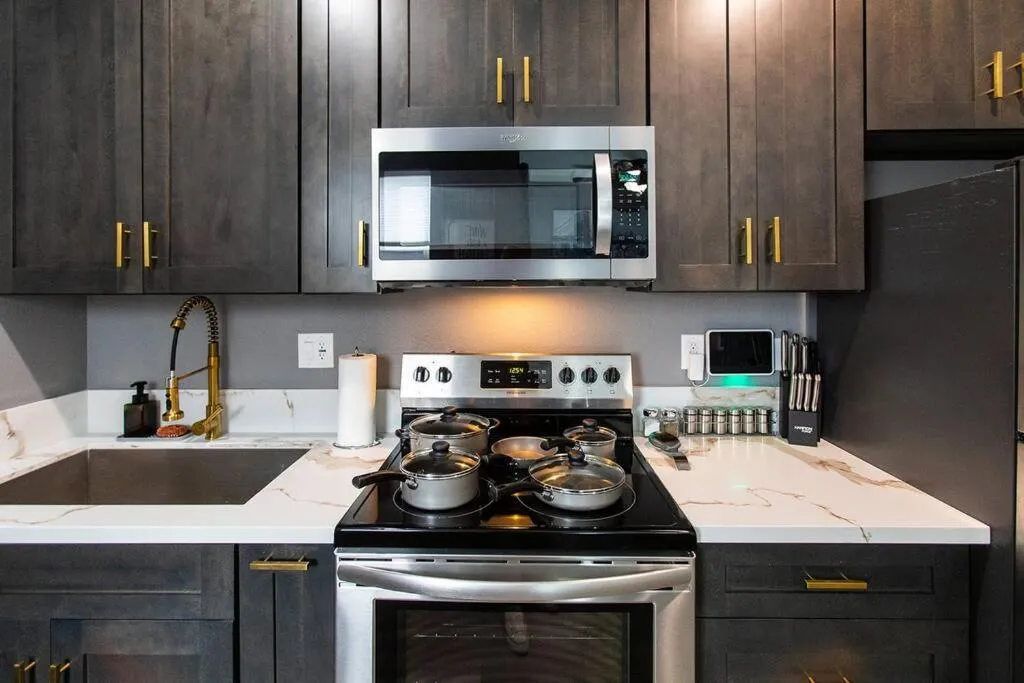 Professionals-Restaurants-FastWiFi-A C-Desk- Pets