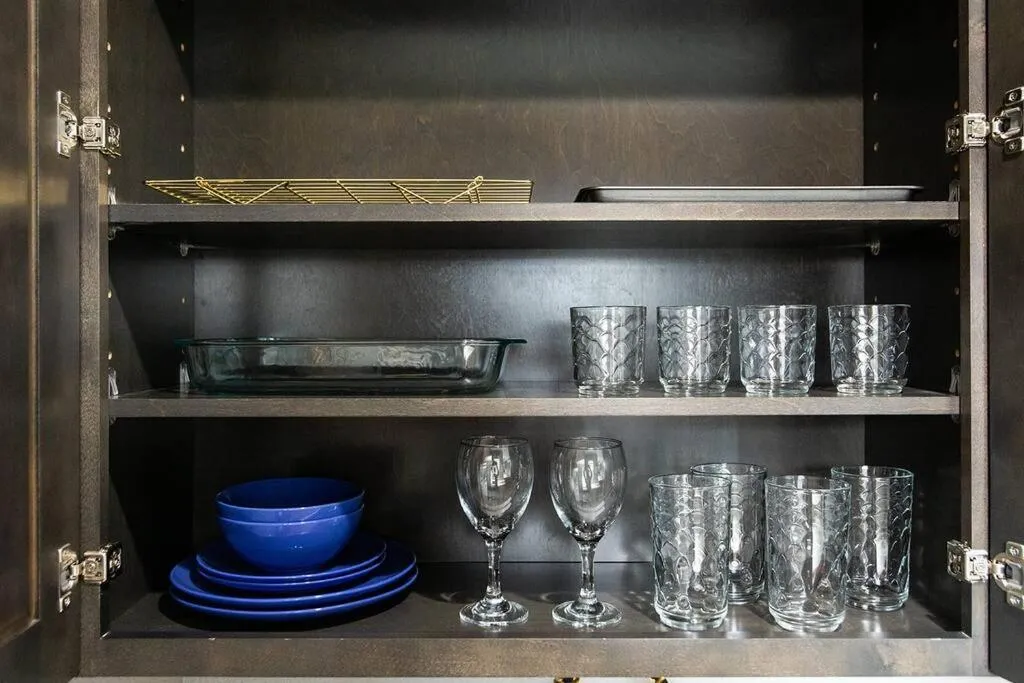 Professionals-Restaurants-FastWiFi-A C-Desk- Pets