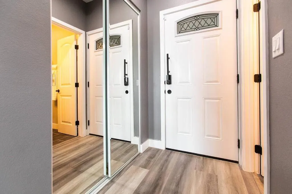 Professionals-Restaurants-FastWiFi-A C-Desk- Pets