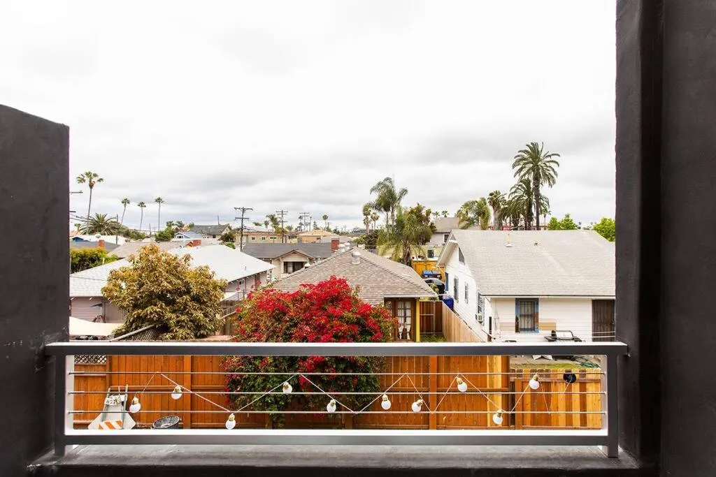 Professionals-Restaurants-FastWiFi-A C-Desk- Pets