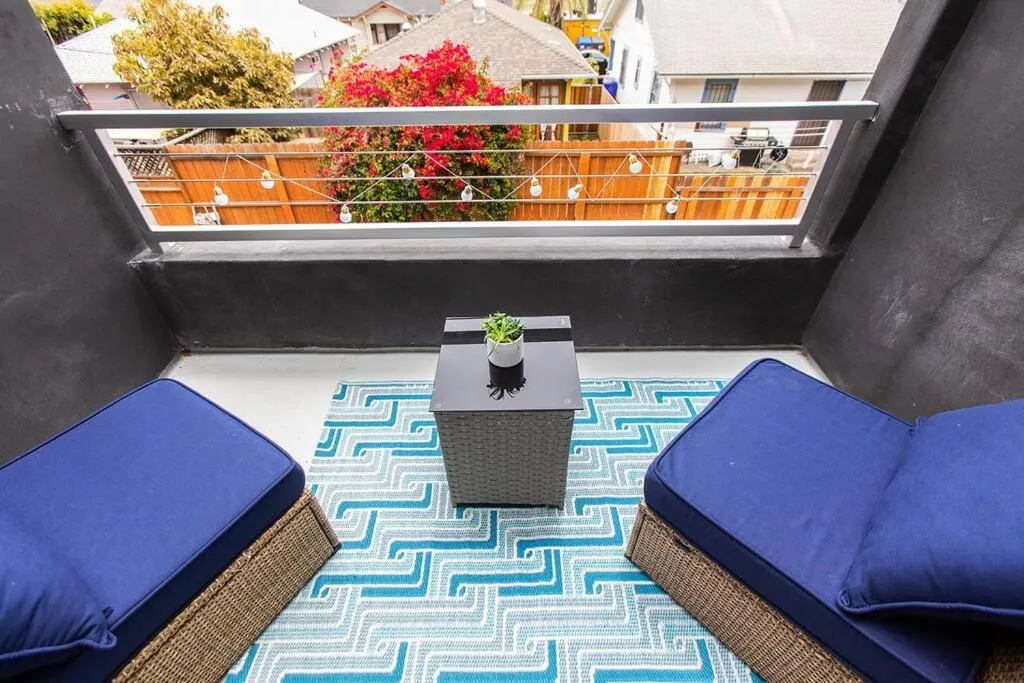 Professionals-Restaurants-FastWiFi-A C-Desk- Pets