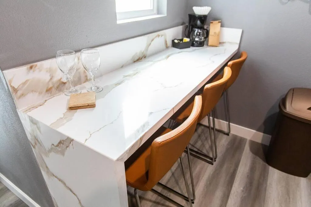 Professionals-Restaurants-FastWiFi-A C-Desk- Pets