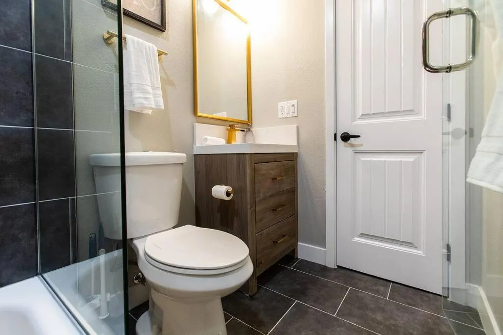 Professionals-Restaurants-FastWiFi-A C-Desk- Pets