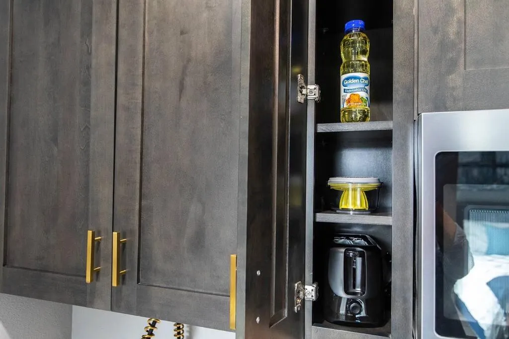 Professionals-Restaurants-FastWiFi-A C-Desk- Pets