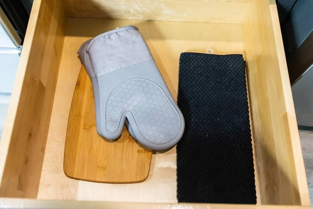 Professionals-Restaurants-FastWiFi-A C-Desk- Pets