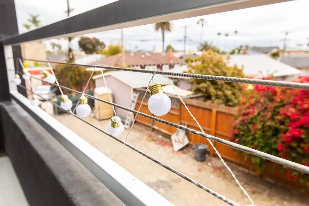 Professionals-Restaurants-FastWiFi-A C-Desk- Pets