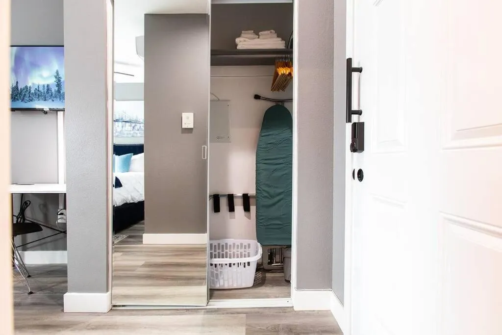 Professionals-Restaurants-FastWiFi-A C-Desk- Pets