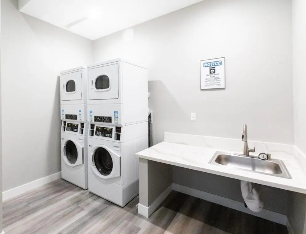 Professionals-Restaurants-FastWiFi-A C-Desk- Pets