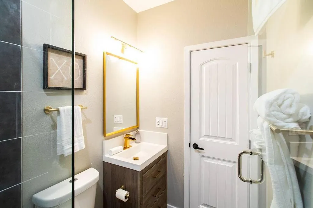 Professionals-Restaurants-FastWiFi-A C-Desk- Pets