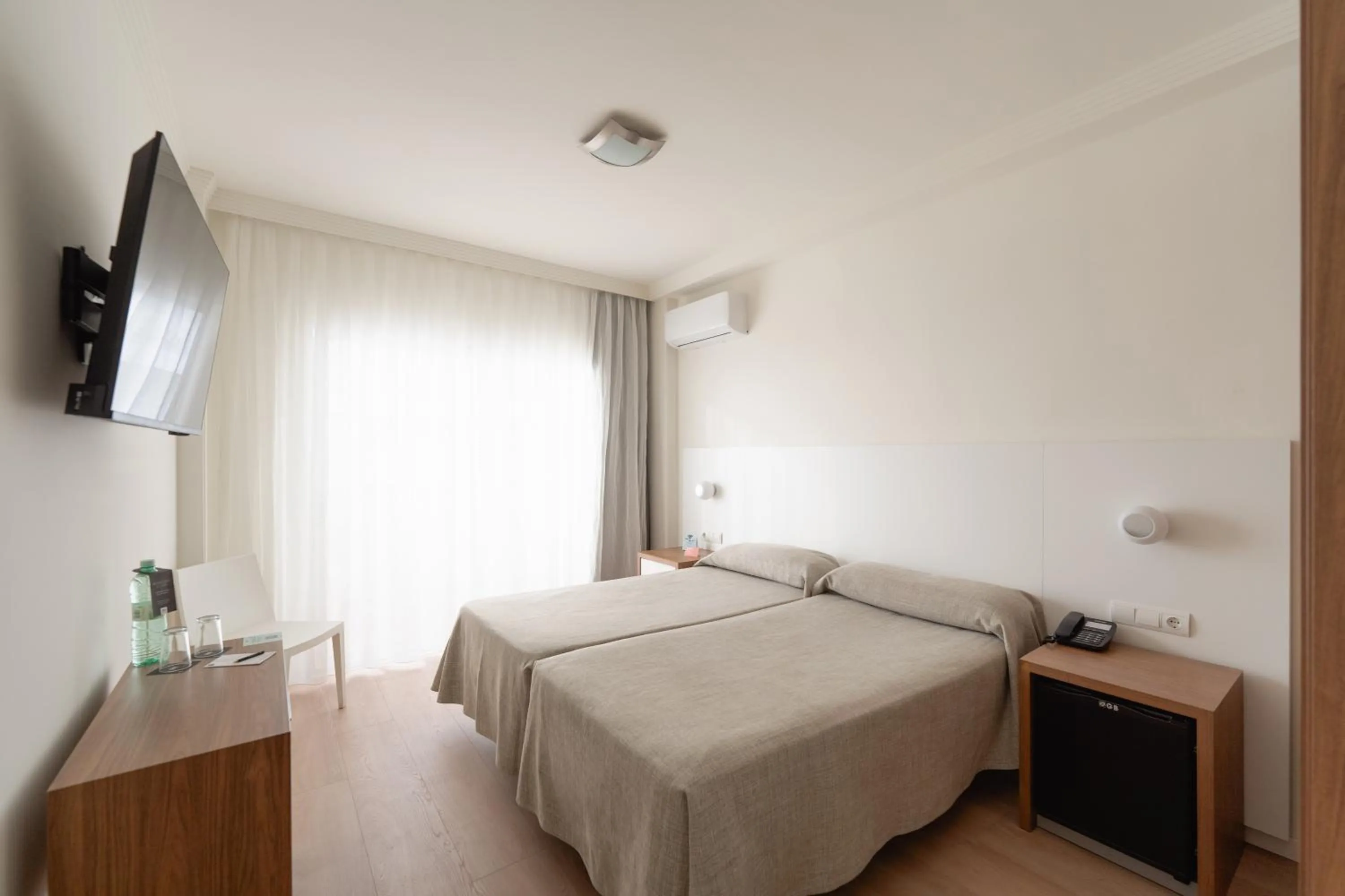 Photo of the whole room, Bed in Hotel RH Riviera - Adults Only