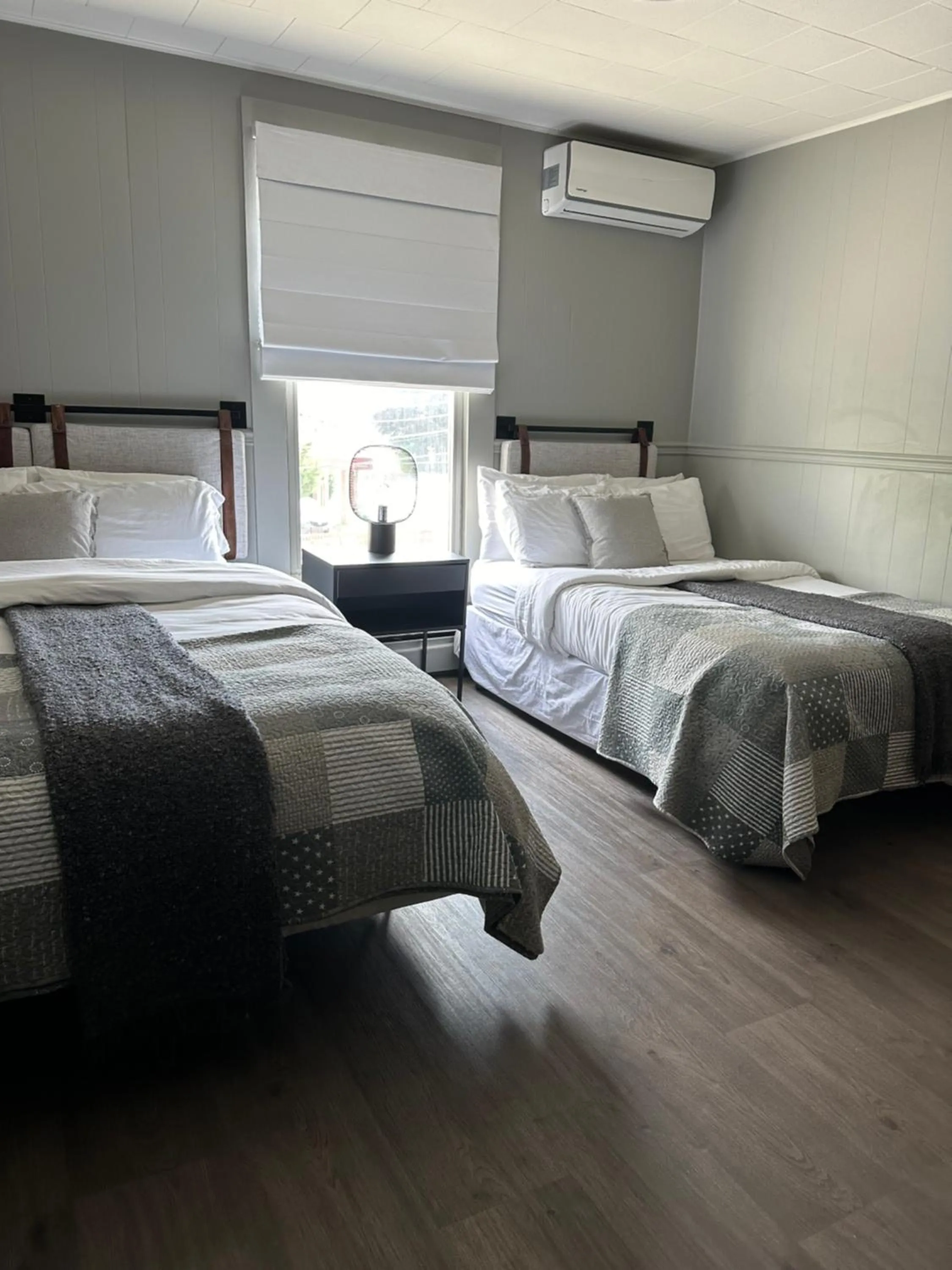 Photo of the whole room, Bed in Auberge des Cantons