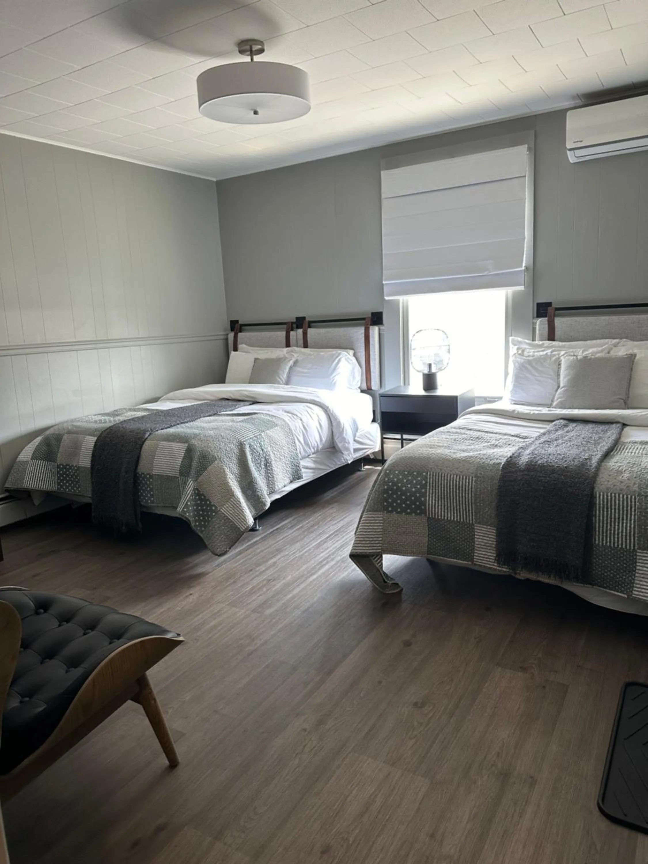 Photo of the whole room, Bed in Auberge des Cantons