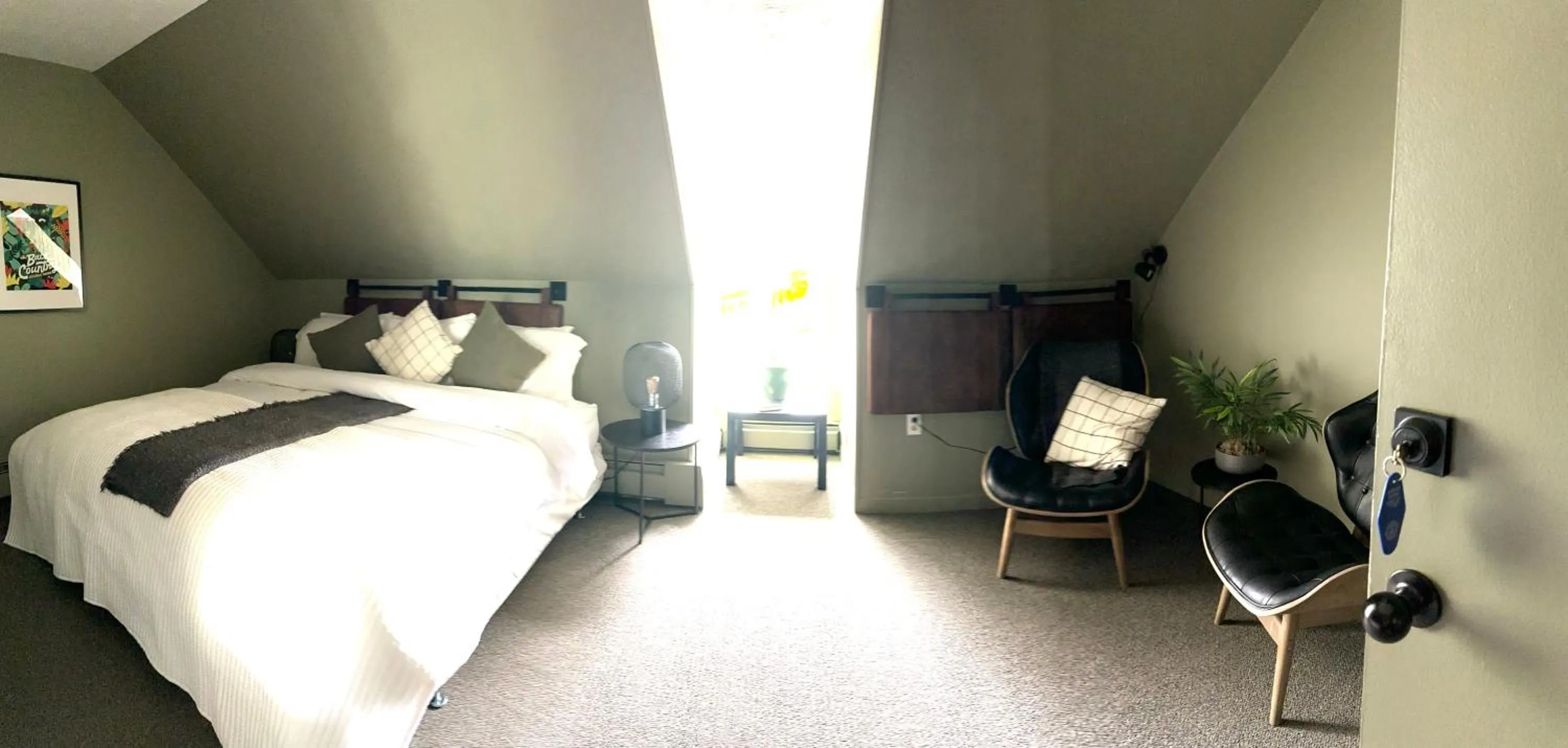 Photo of the whole room, Bed in Auberge des Cantons