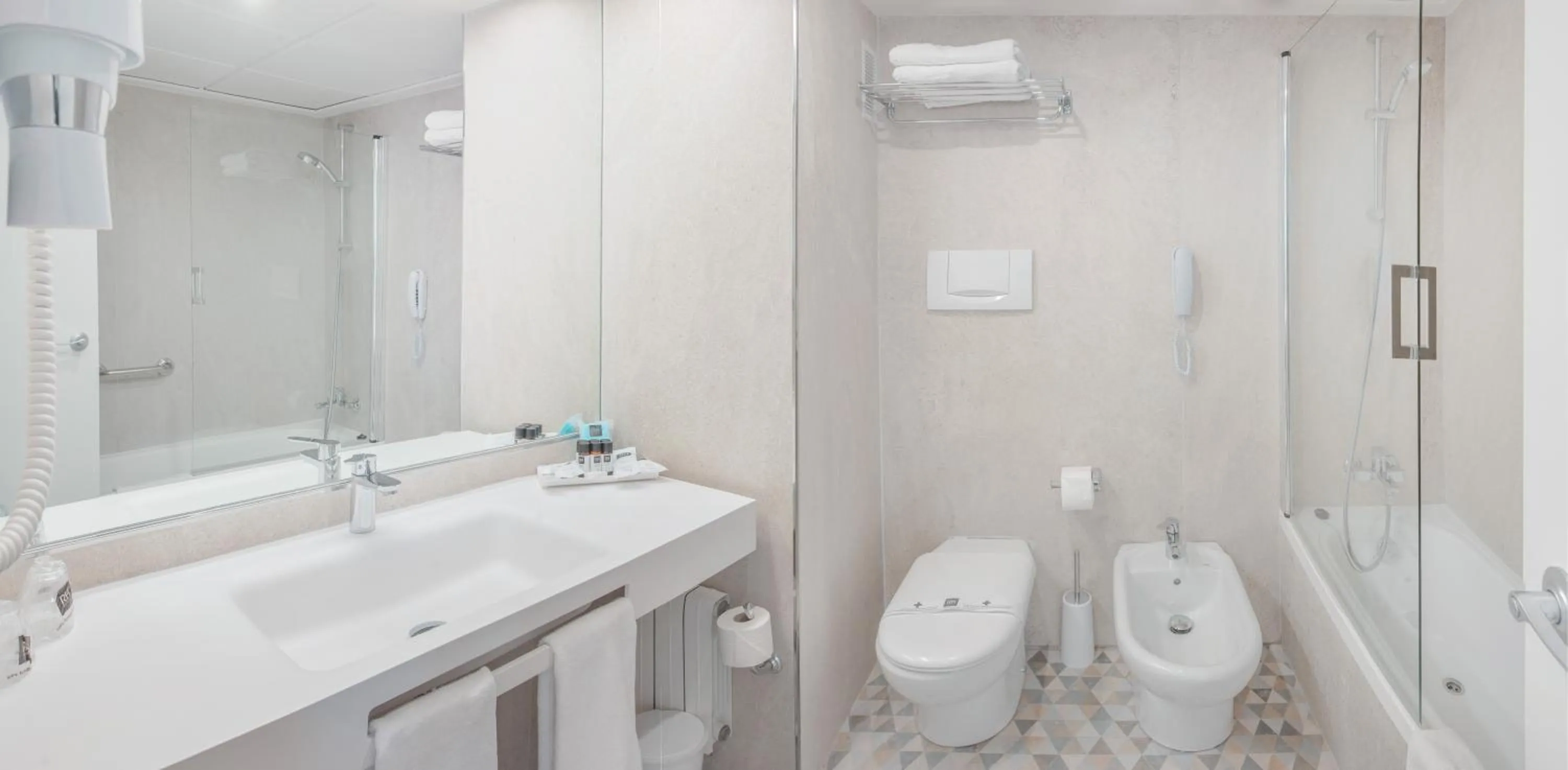 Bathroom in Hotel RH Corona del Mar 4* Sup