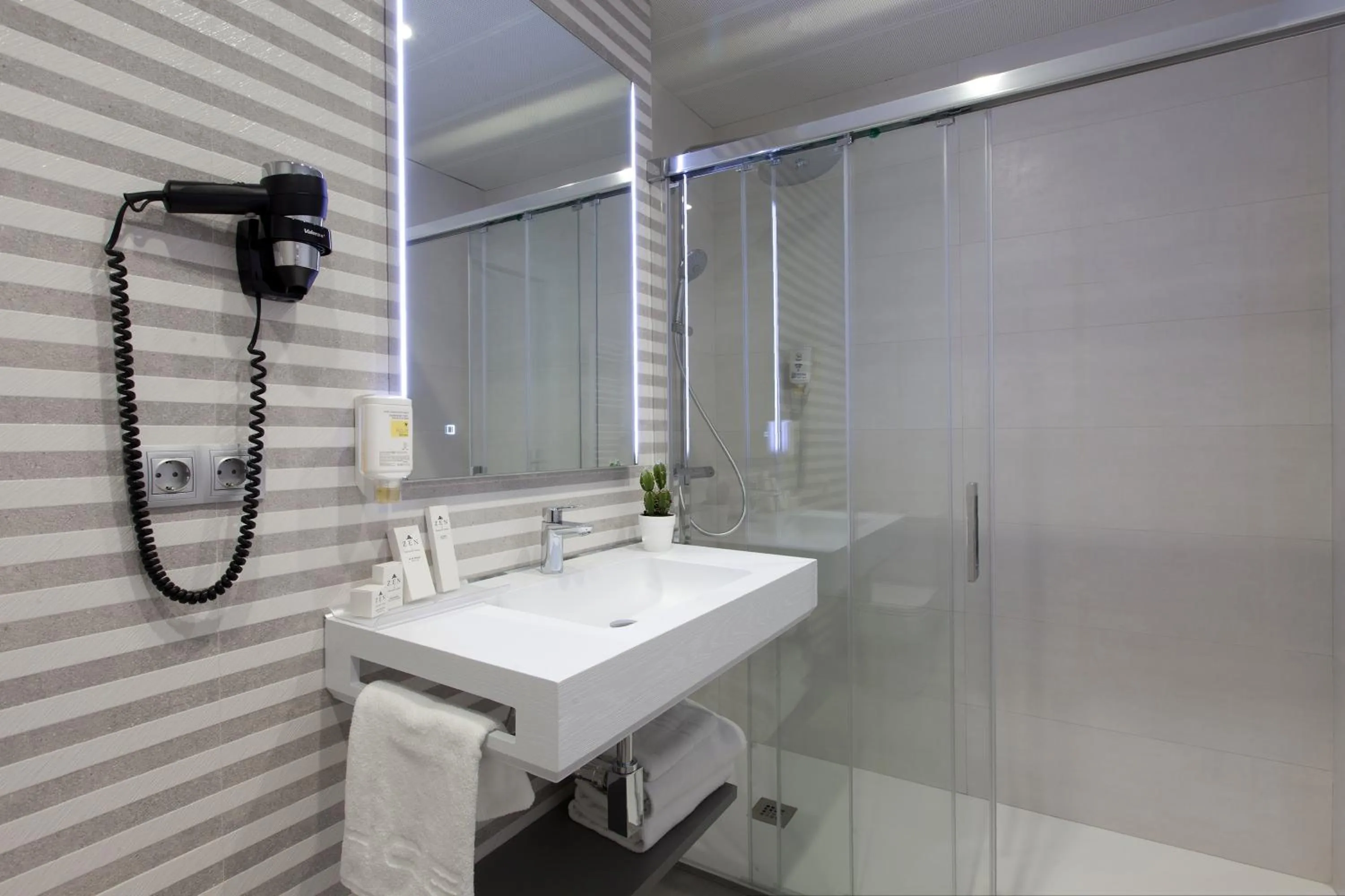 Shower in Spirit Hotel Ciudad de Burgos