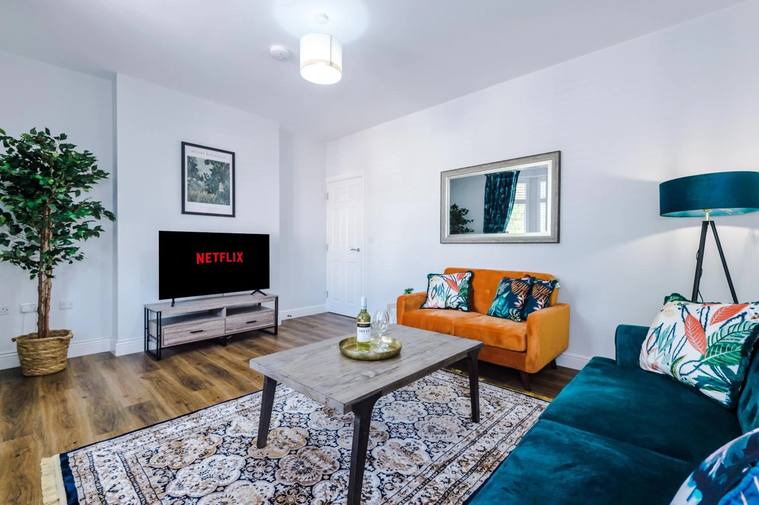 TV and multimedia in Westwood Lodge Serviced Apartment