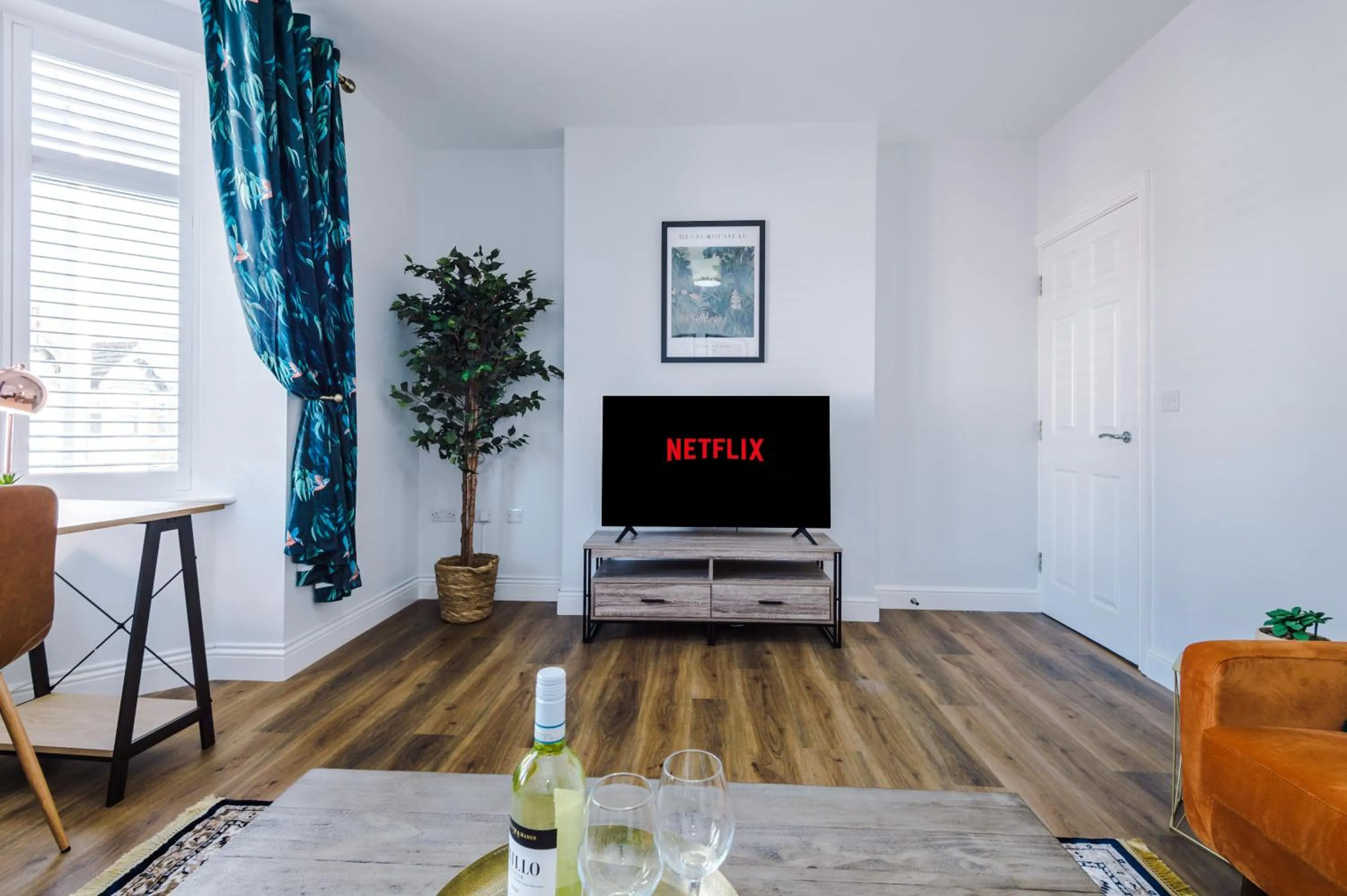 TV and multimedia in Westwood Lodge Serviced Apartment