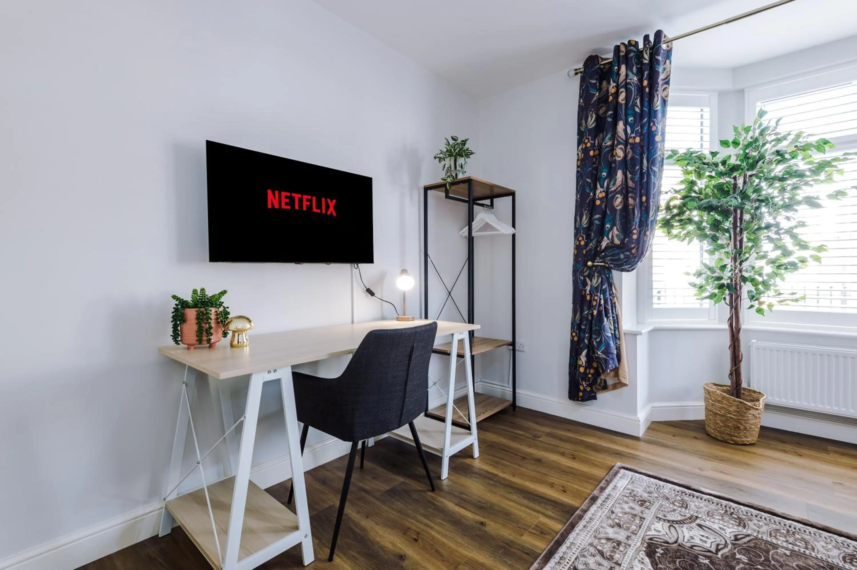 TV and multimedia in Beechwood Lodge Serviced Apartment