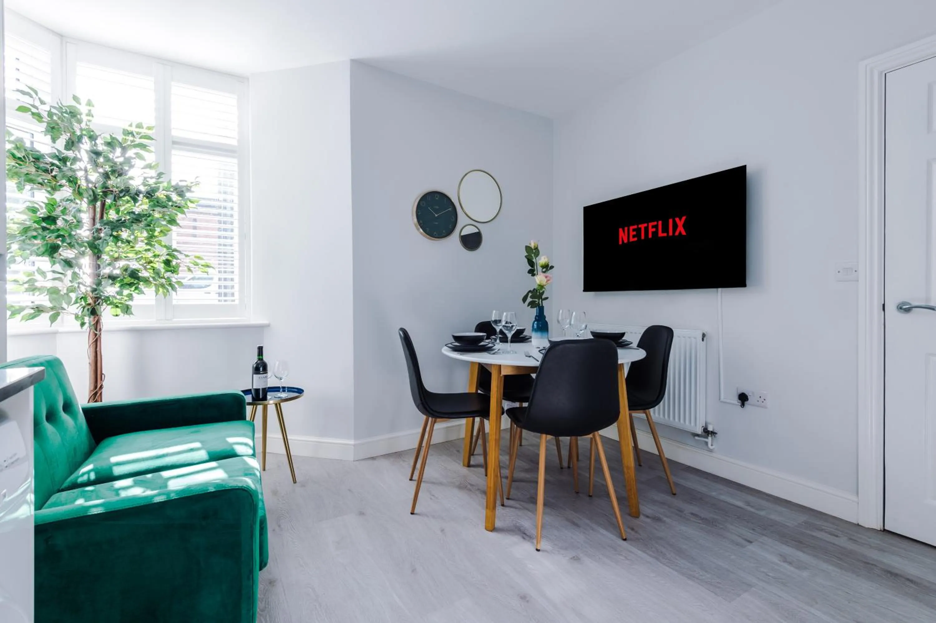 TV and multimedia in Beechwood Lodge Serviced Apartment