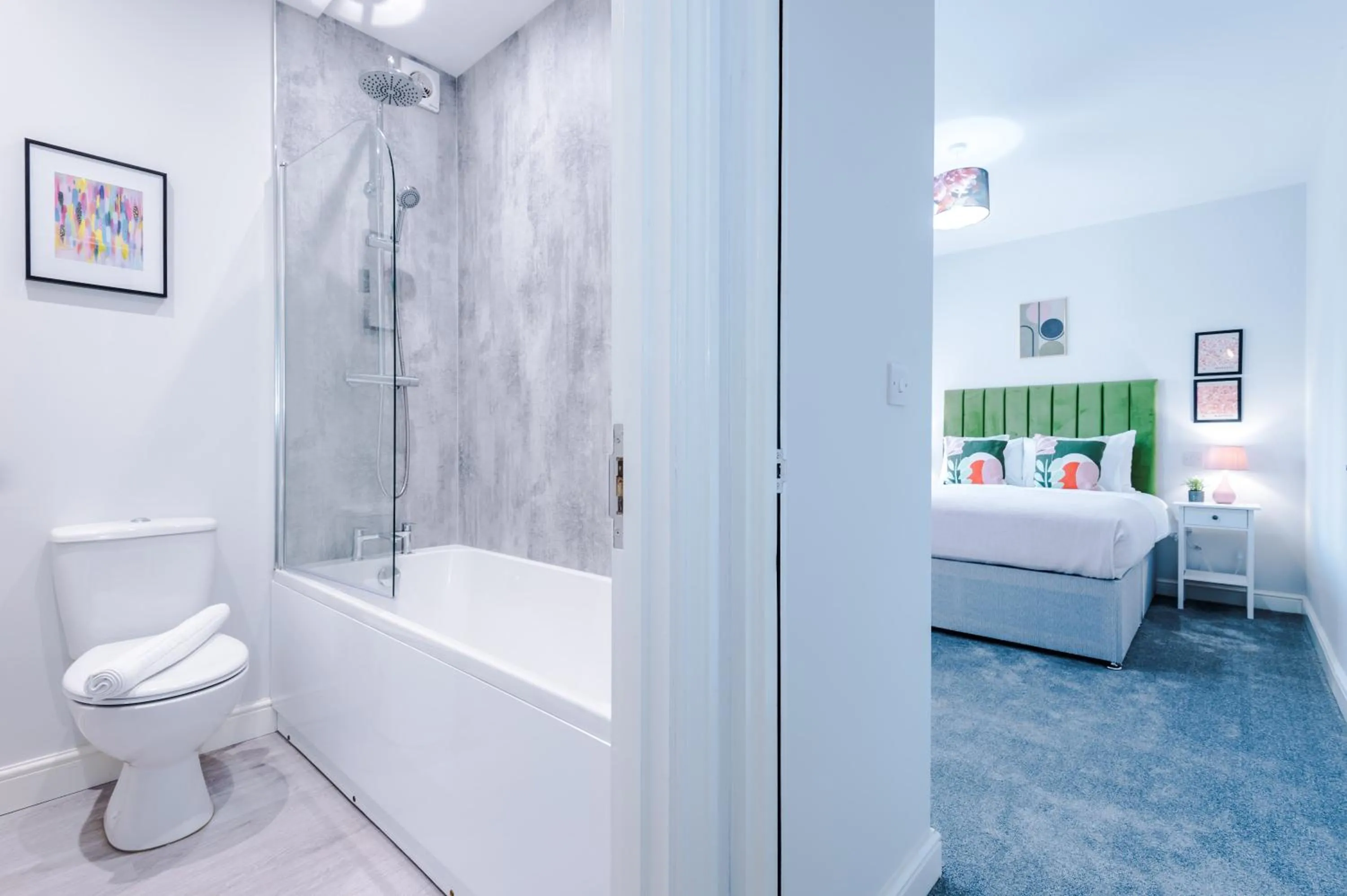 Toilet, Bed in Beechwood Lodge Serviced Apartment