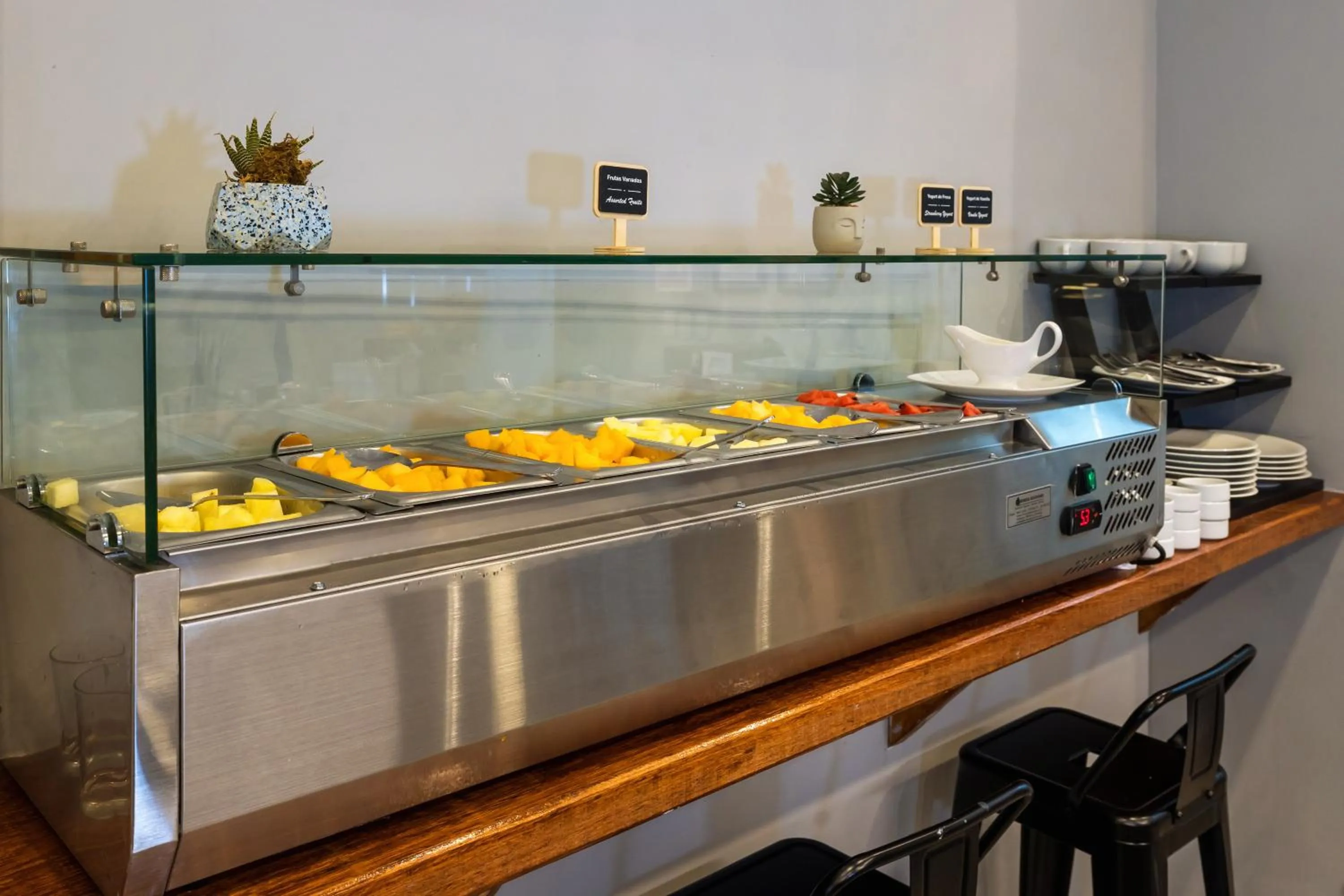 Restaurant/places to eat in TARATA BOUTIQUE HOTEL