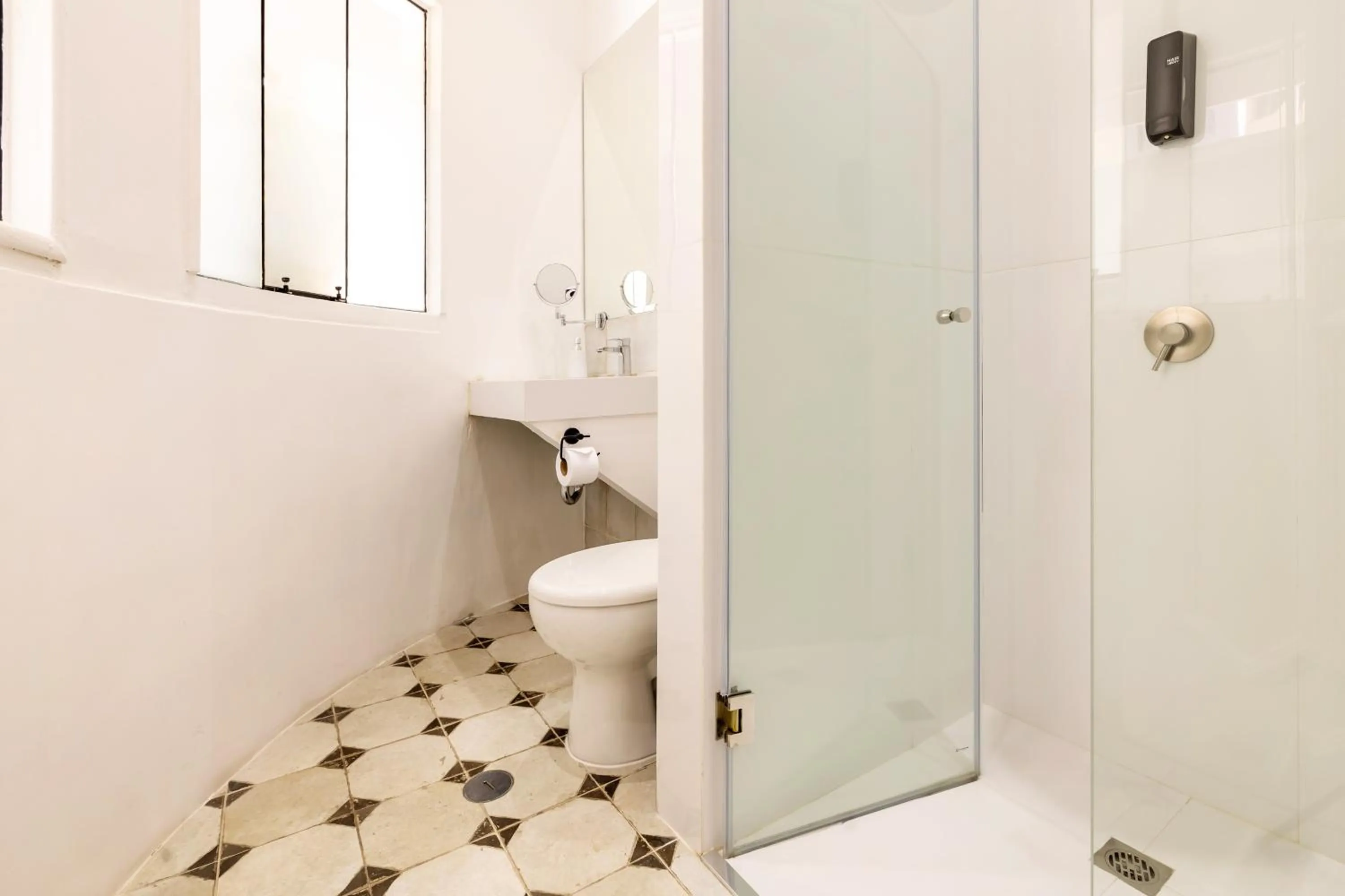 Shower in TARATA BOUTIQUE HOTEL