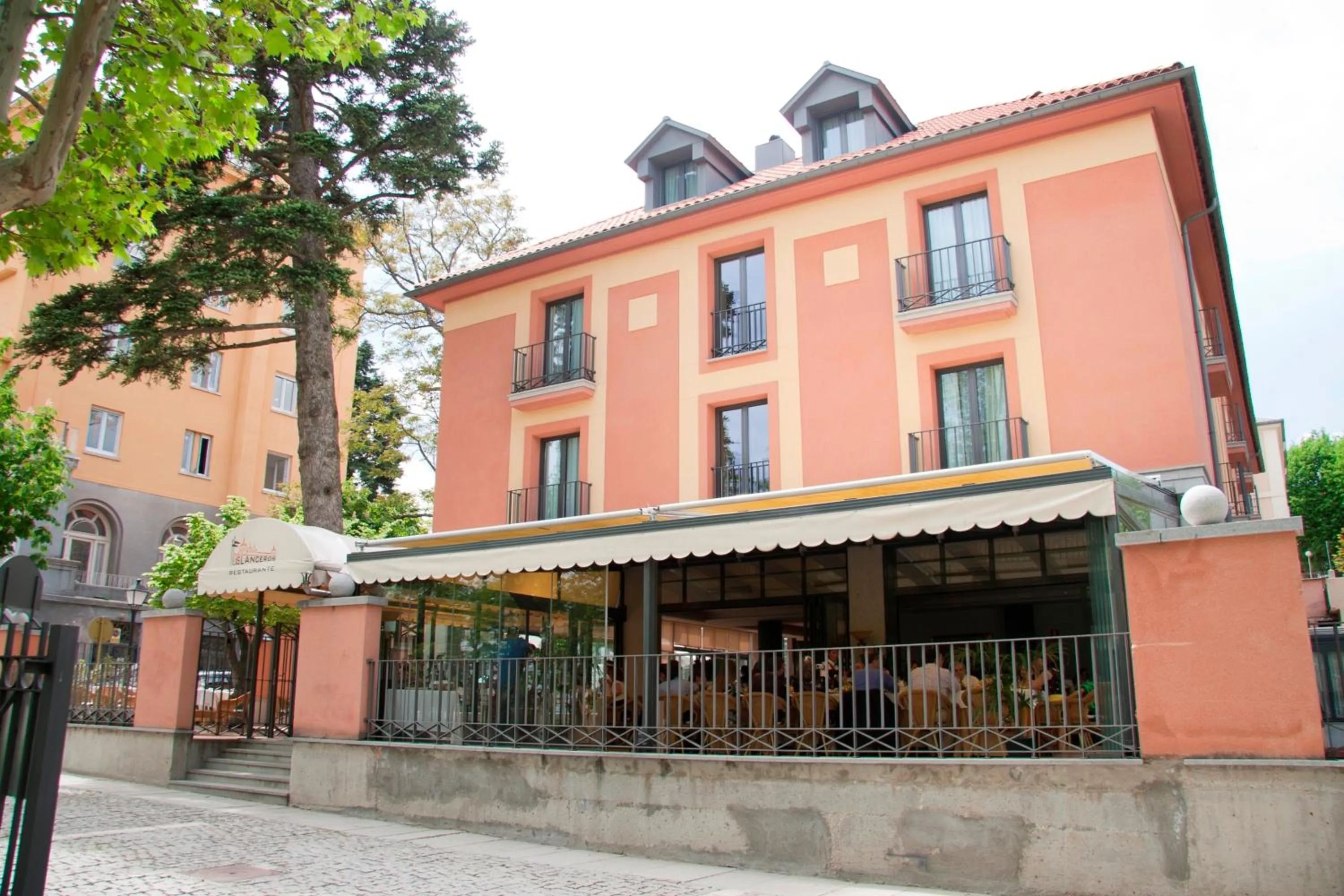 Facade/entrance in Hospedium Hotel Los Lanceros