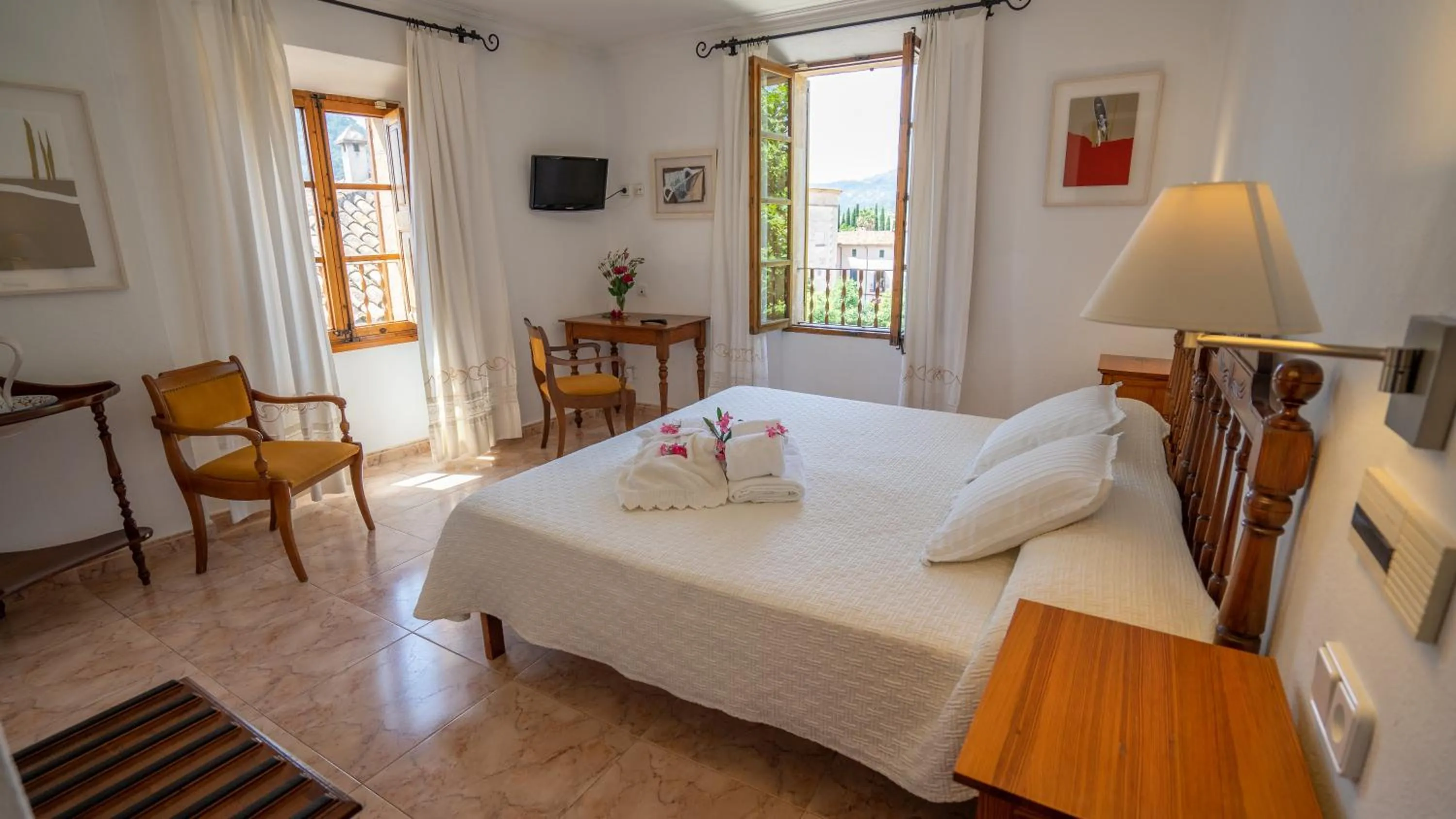 Photo of the whole room, Bed in Juma Historic Hotel