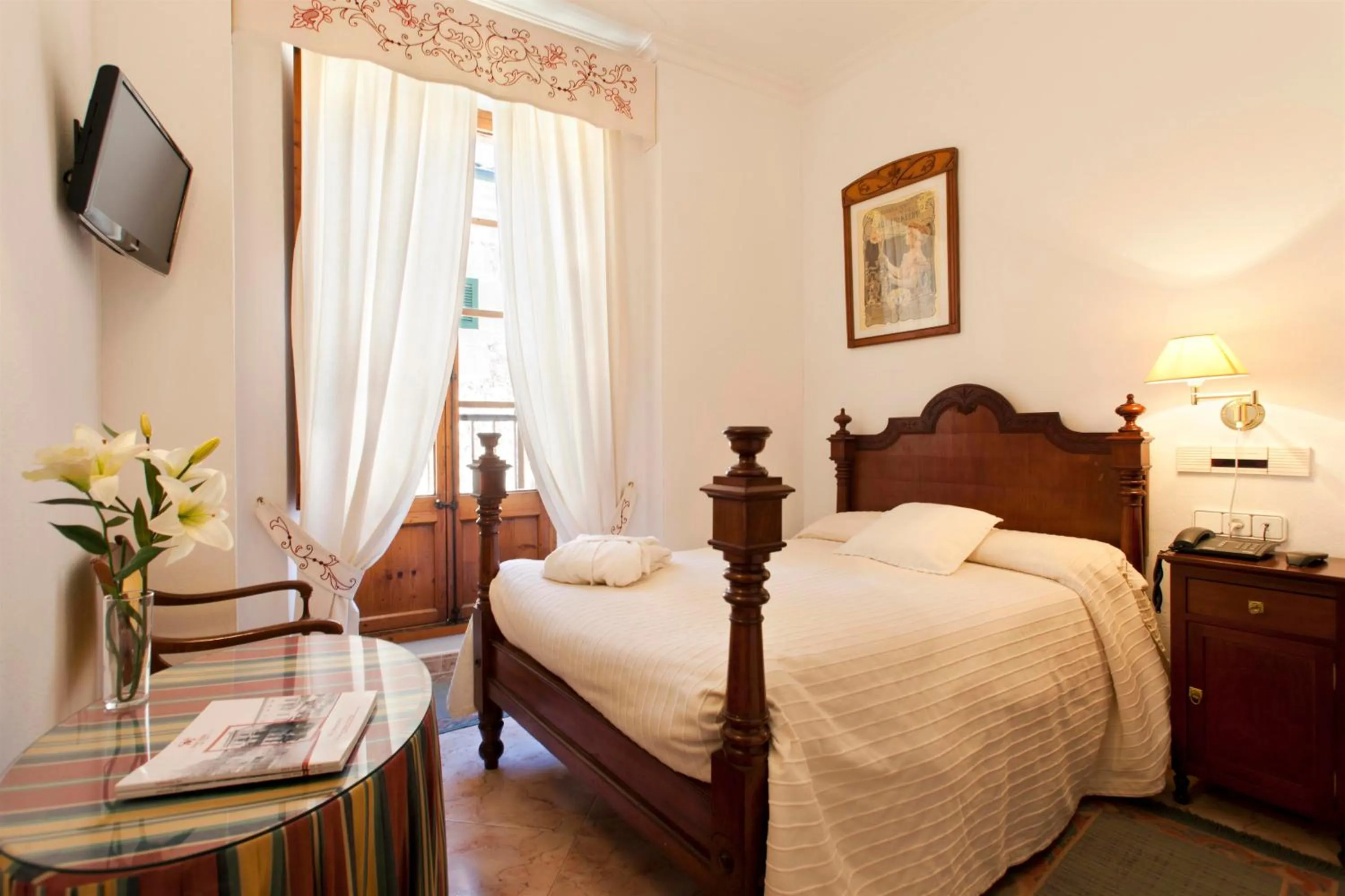 Photo of the whole room, Bed in Juma Historic Hotel