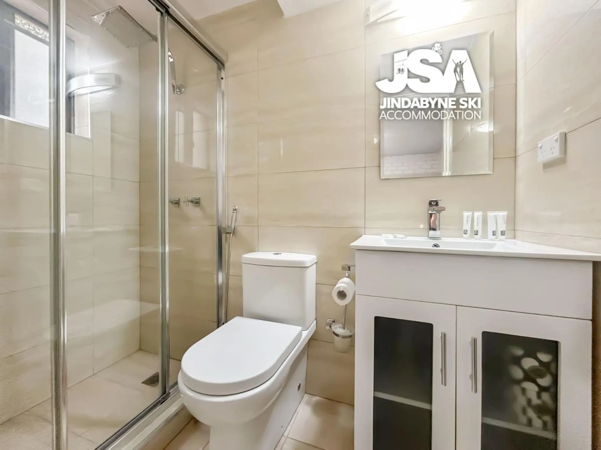 Shower in Silvers 1