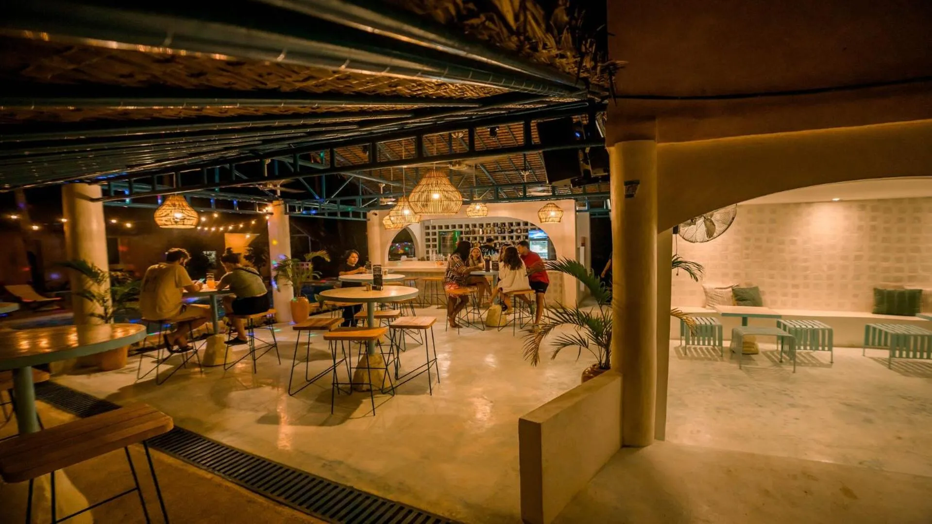 Lounge or bar in Mad Monkey Panglao