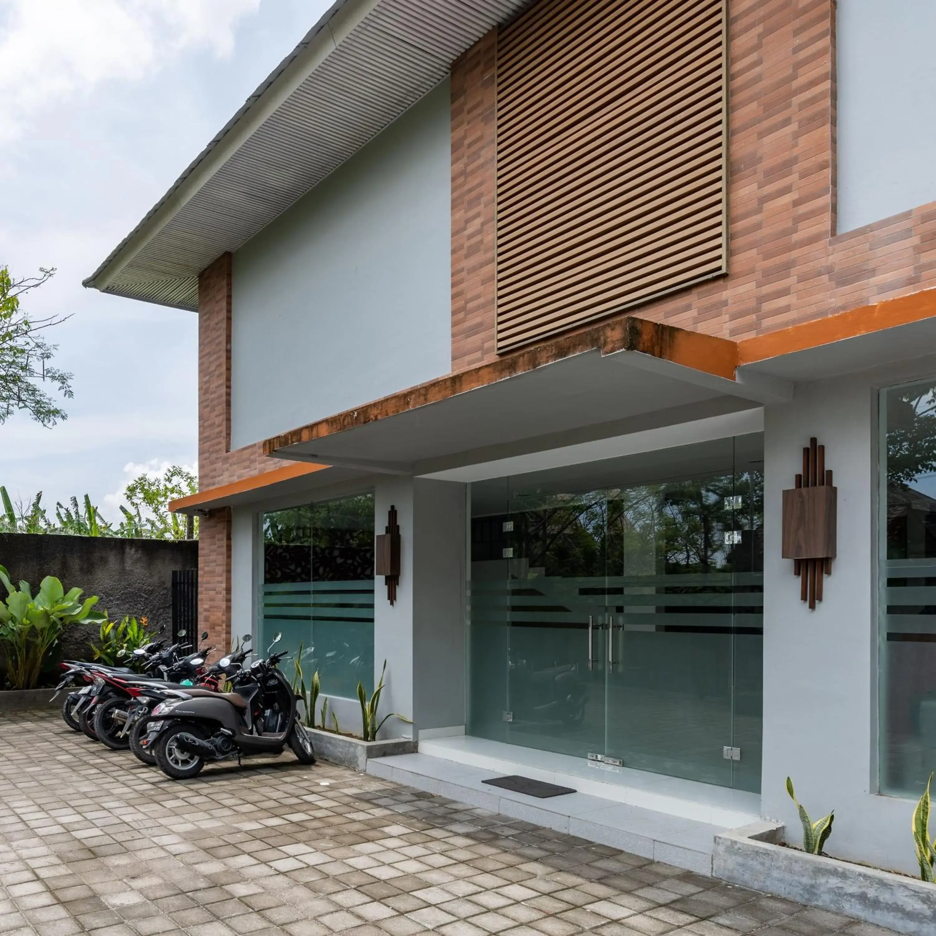 Property building in Cove Matahari Guesthouse Sunset Property building in Cove Matahari Guesthouse Sunset