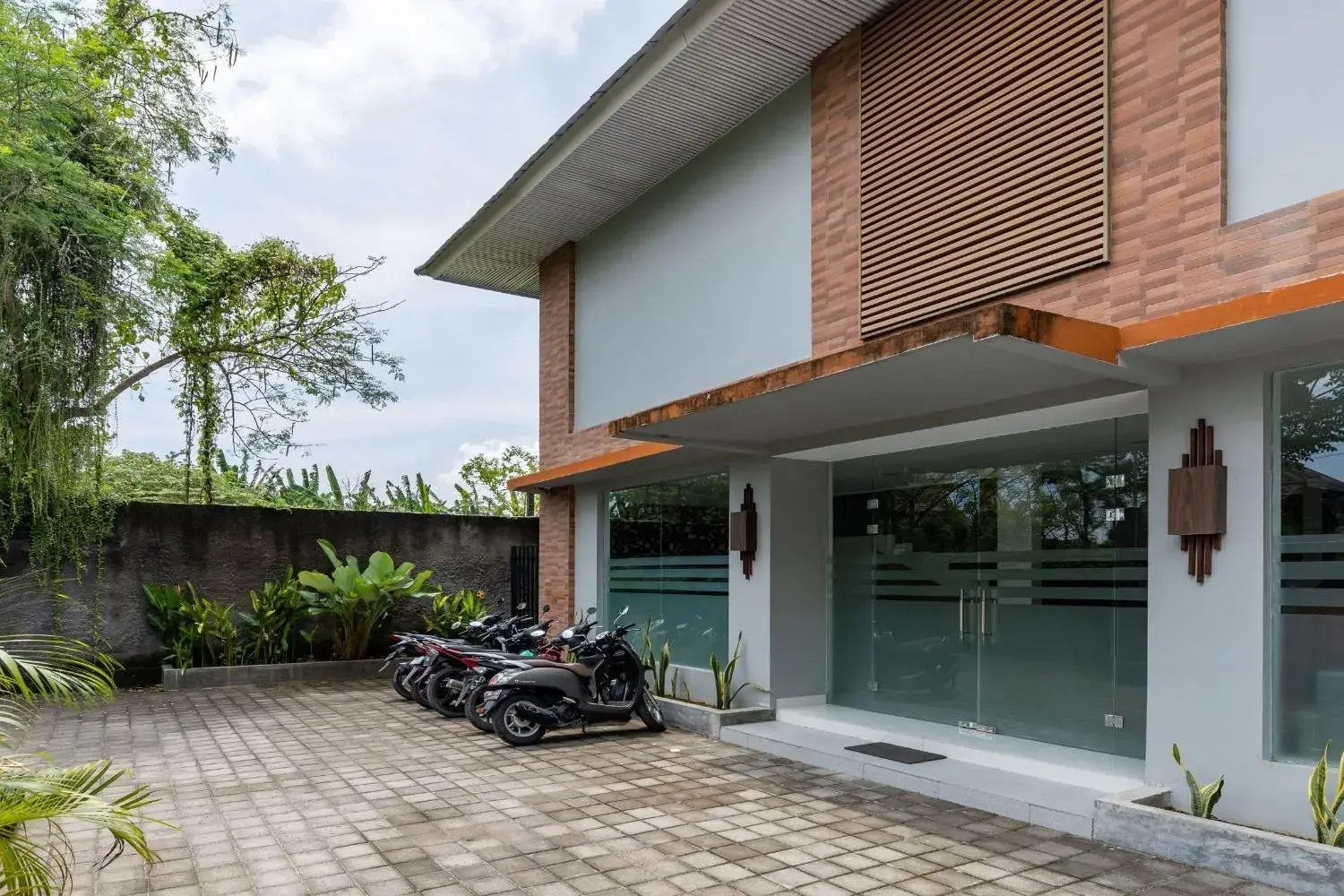 Property building in Cove Matahari Guesthouse Sunset Property building in Cove Matahari Guesthouse Sunset