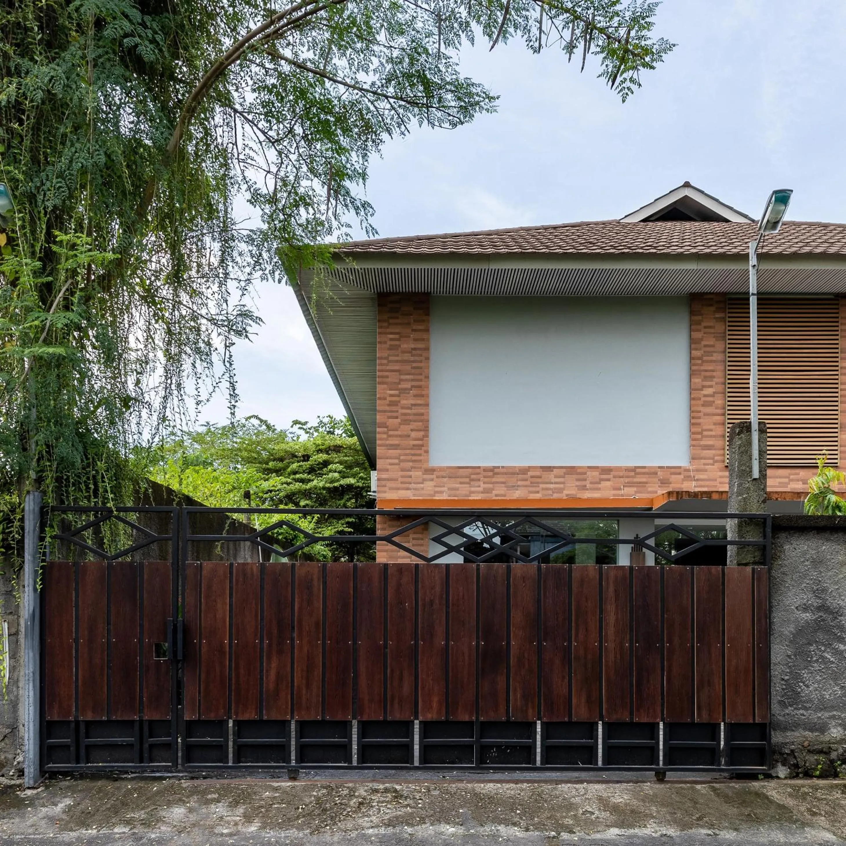 Property building in Cove Matahari Guesthouse Sunset