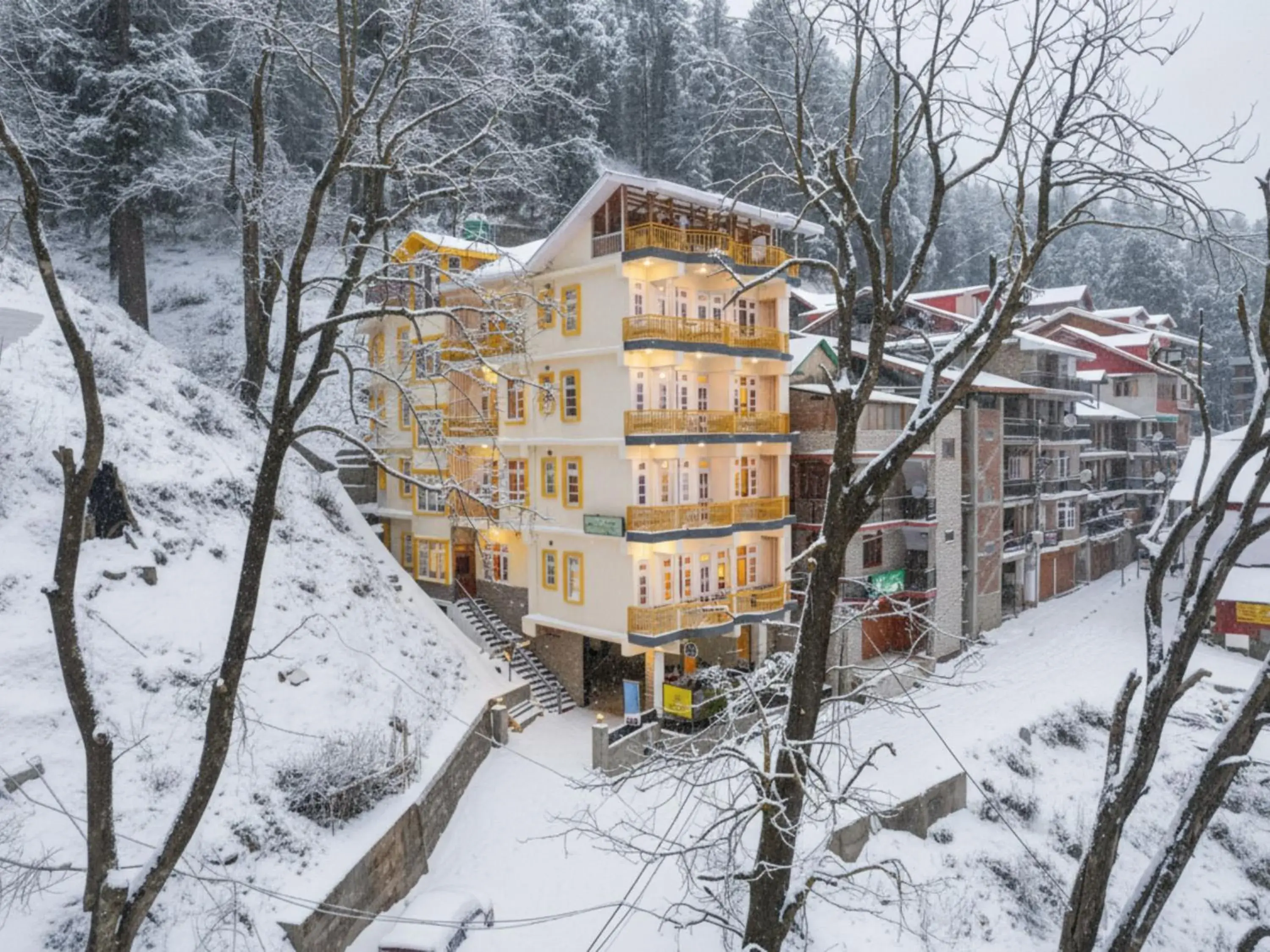 Property building in The Hosteller Narkanda Property building in The Hosteller Narkanda