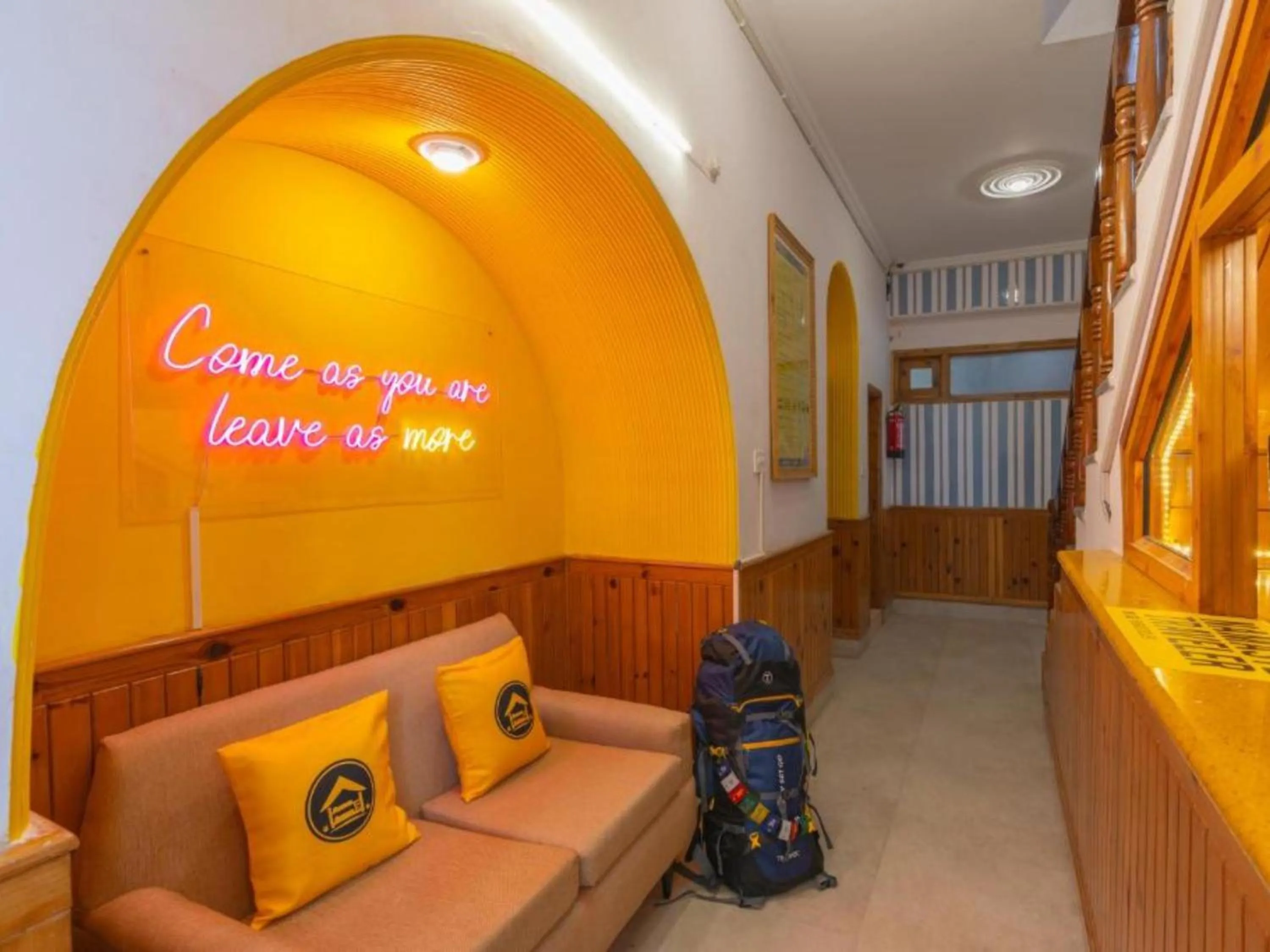 Living room in The Hosteller Narkanda