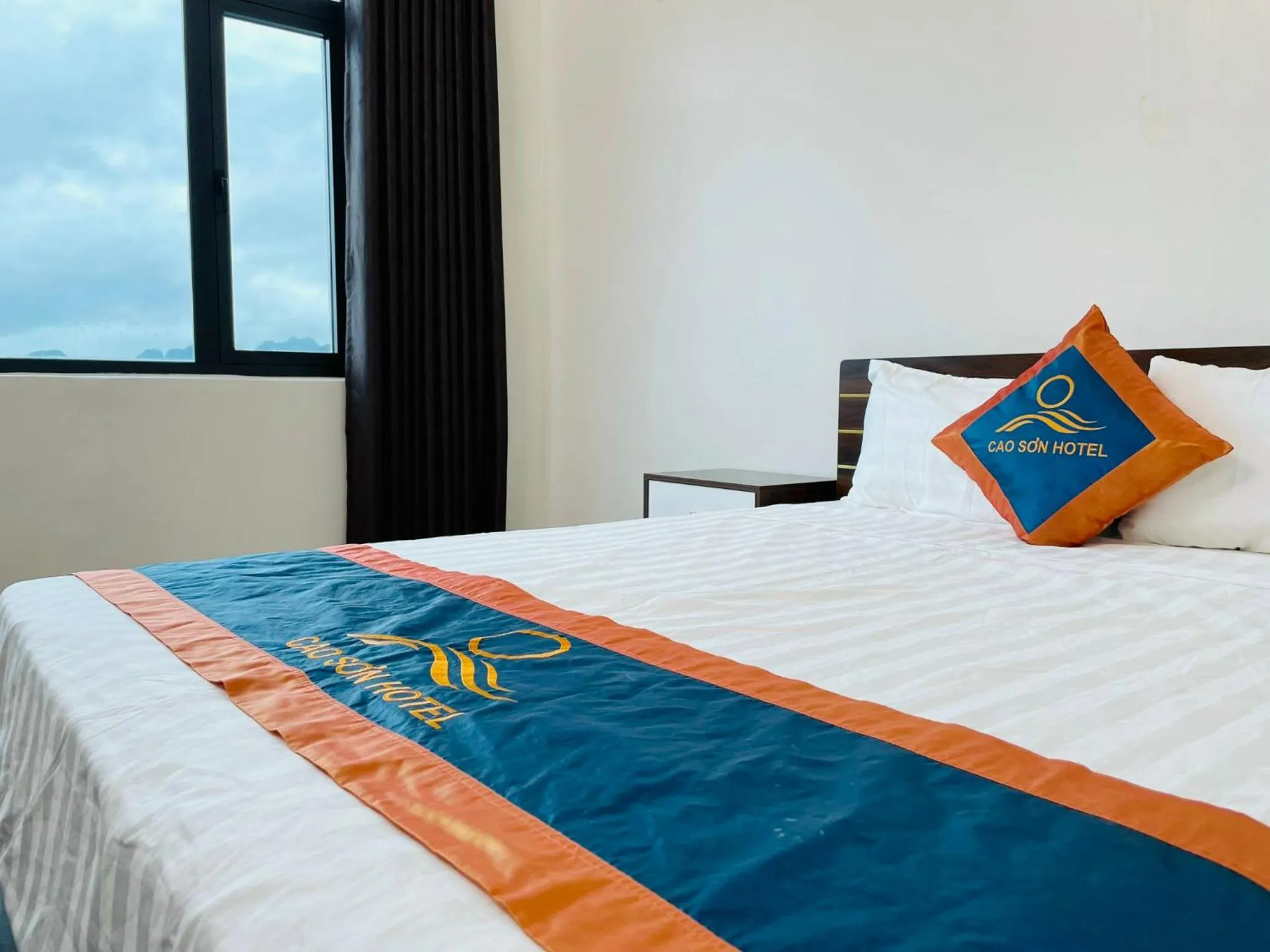 Bedroom, Bed in Khách Sạn Cao Sơn Cẩm Phả