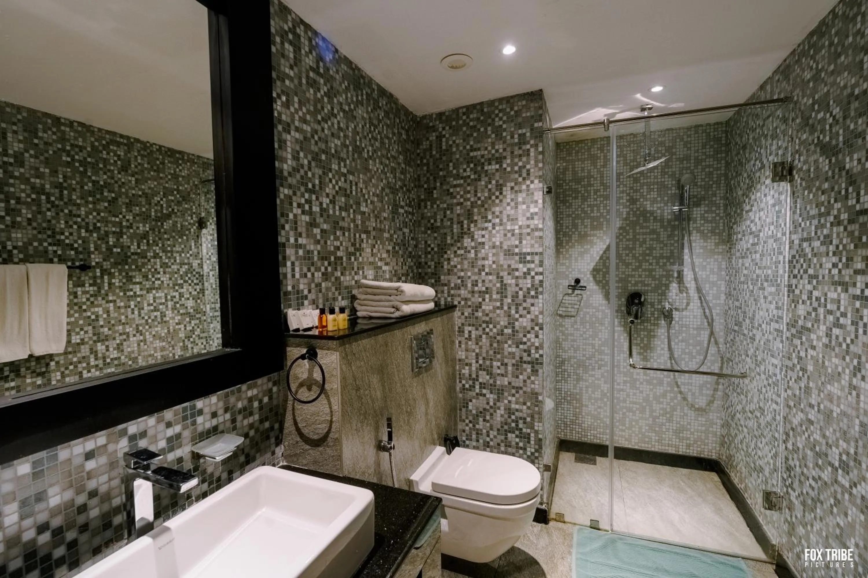 Earl's Regent Negombo "Golden Shore at Your Door - Find Your Dream Stay"