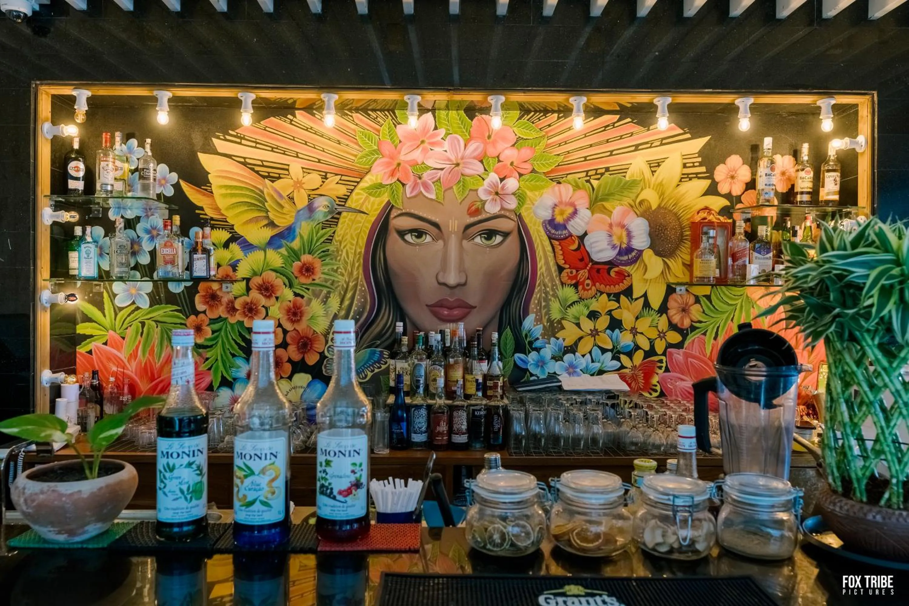 Lounge or bar in Earl's Regent Negombo "Golden Shore at Your Door - Find Your Dream Stay"